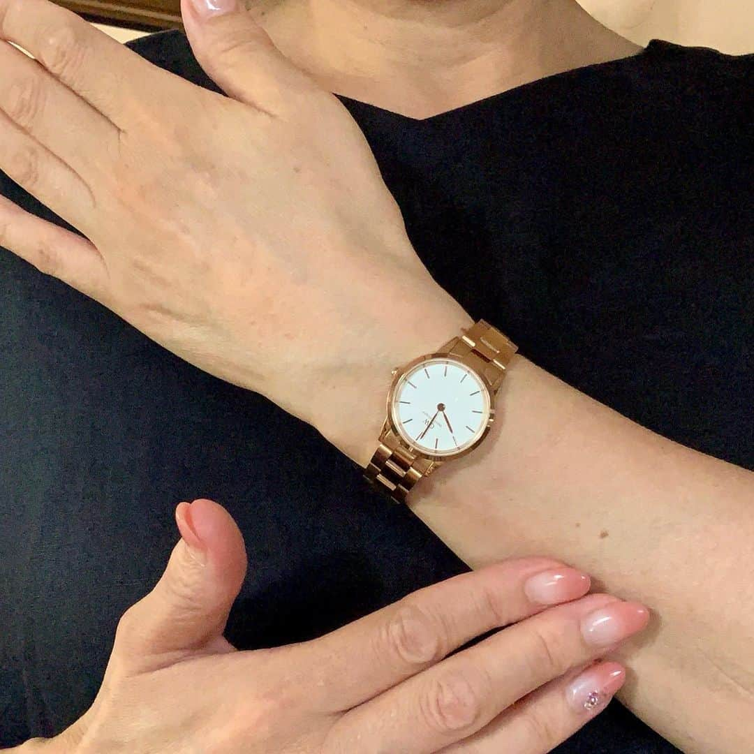 hirokoさんのインスタグラム写真 - (hirokoInstagram)「🌱2019.9.25（水）﻿ ✽.｡.:*・ﾟ #ダニエルウェリントン﻿ ﻿ @danielwellington #ダニエルウェリントン﻿ 待望の#最新コレクション Iconic Linkが発売になりました！﻿ ﻿ クラシックなデザインに現代的なセンスを加え﻿ 誕生した『Iconic Link』﻿ 3ピースリンクを組み合わせたラグジュリアスなメタルブレスレットが特徴です﻿ ﻿ 私は#ローズゴールド の﻿ 女性らしい28mmサイズをチョイス﻿ ﻿ ローズゴールドとシルバー﻿ フェイスカラーはホワイトとブラック﻿ どちらも素敵です﻿ サイズも28・32・36と3サイズあります﻿ ﻿ どのカラーとのサイズを選ぶかはあなた次第☝️﻿ きっとお気に入りが見つかるかも...﻿ ﻿ お気に入りが見つかったら﻿ 【15%OFF】になるクーポンコードを使って﻿ Iconic Linkをゲットしちゃおう！﻿ ﻿ ✔ クーポンコード：hiropon （11/30まで有効）﻿ ﻿ ✔ 公式サイト使用のみ﻿ 💻 https://www.danielwellington.com/jp　﻿ ﻿ ﻿ そして〜﻿ 9月25日よりダニエルウェリントン日本アンバサダーに﻿ SNS世代のスターとして今最も注目されたインフルエンサーのKemioさんが就任して頂くことになりました﻿ 新作時計の情報とともにアンバサダーの情報も9月25日にラインナップとなります﻿ ぜひ公式サイトでチェックしてみてくださいね﻿ ﻿ ﻿ .........The end ⌚︎﻿ #DW新作 #ICONICLINK #洗練さ #アイコニックなデザイン #ステンレス腕時計 #エレガント #ファッションアイテム #Watches #ウォッチ #大人アイテム」9月25日 10時03分 - hiropon0201