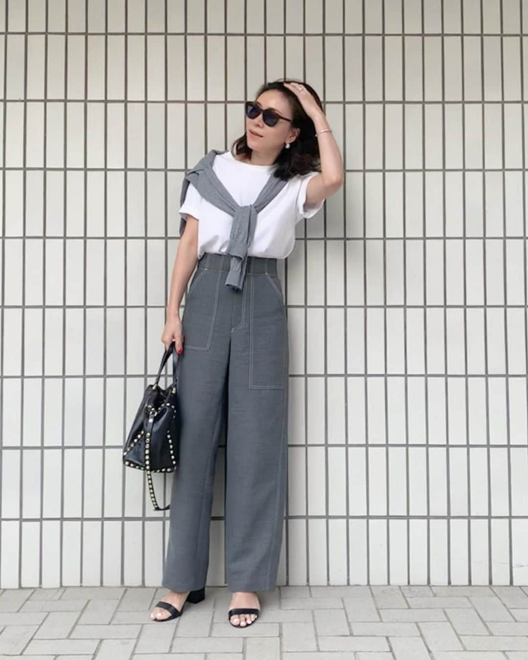 大日方久美子さんのインスタグラム写真 - (大日方久美子Instagram)「・ Outfit ☆ ・ T-shirt → @s_essentials_  Bottoms → @essen_official  Shoes → #stevemadden  Bag → #zara ・ ・ 完全にグレーに心を奪われています。 流行りかどうかはわかりませんが 私の中では流行ってます😂 ・ Tシャツは夏から着ていて何度も洗濯しましたが 首元、袖口がヨレることなく今でもシャキッと着ることができるので、まだ在庫があるなら追加しておきたい私的名品。 ・ パンツは8月末に梅田阪急で行ったイベントで飛ぶように売れてしまったエッセンのもの。オンラインでは予約販売中ですが、店頭には少しだけ在庫がありました(銀座しか確認してないけど) ・ ・ 仕事でもプライベートでも「コレいい！」と思うアイテムを見つけた時が凄く嬉しいんだけど、それを紹介して誰かが同じように感動してくれる時はもっと嬉しい😆 ・ ・ #kumicloset #パーソナルスタイリスト」9月25日 10時08分 - kumi511976