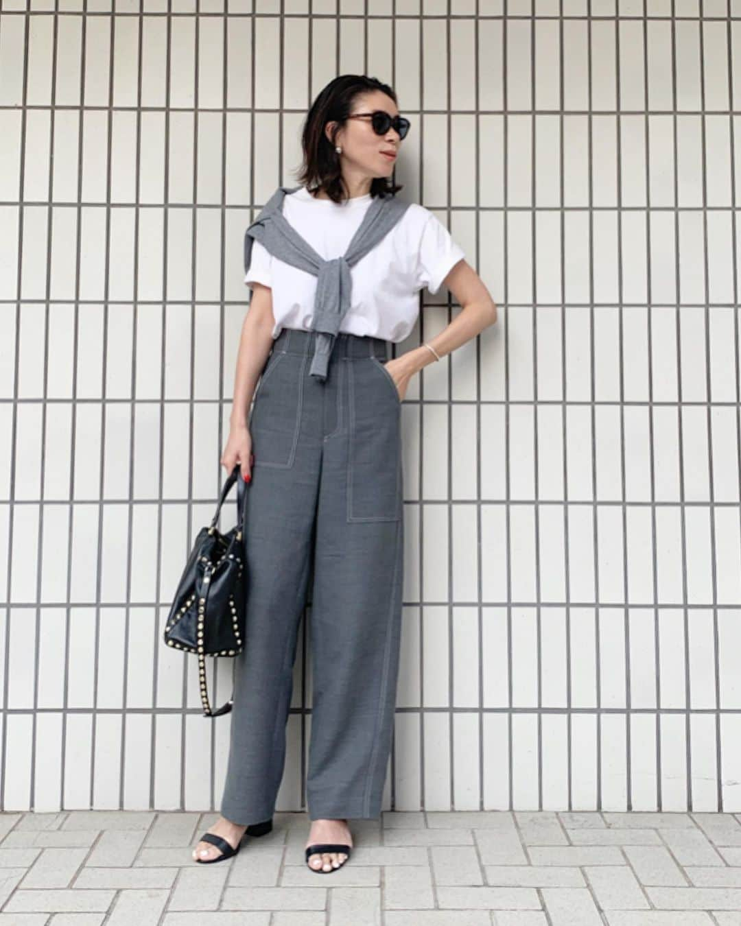 大日方久美子さんのインスタグラム写真 - (大日方久美子Instagram)「・ Outfit ☆ ・ T-shirt → @s_essentials_  Bottoms → @essen_official  Shoes → #stevemadden  Bag → #zara ・ ・ 完全にグレーに心を奪われています。 流行りかどうかはわかりませんが 私の中では流行ってます😂 ・ Tシャツは夏から着ていて何度も洗濯しましたが 首元、袖口がヨレることなく今でもシャキッと着ることができるので、まだ在庫があるなら追加しておきたい私的名品。 ・ パンツは8月末に梅田阪急で行ったイベントで飛ぶように売れてしまったエッセンのもの。オンラインでは予約販売中ですが、店頭には少しだけ在庫がありました(銀座しか確認してないけど) ・ ・ 仕事でもプライベートでも「コレいい！」と思うアイテムを見つけた時が凄く嬉しいんだけど、それを紹介して誰かが同じように感動してくれる時はもっと嬉しい😆 ・ ・ #kumicloset #パーソナルスタイリスト」9月25日 10時08分 - kumi511976