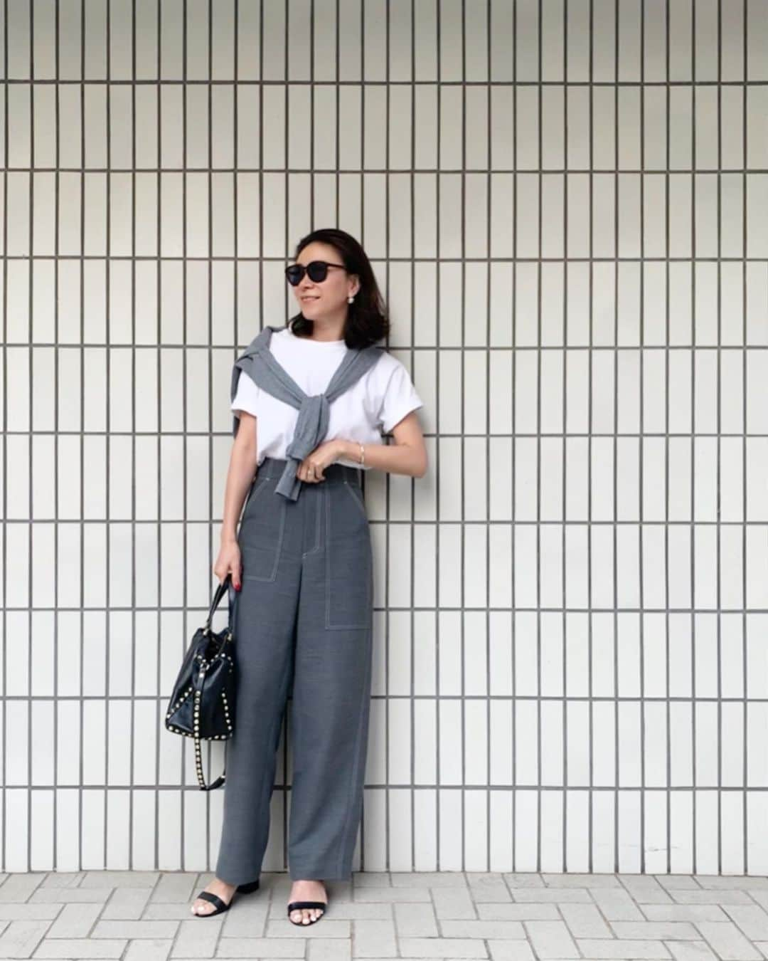 大日方久美子さんのインスタグラム写真 - (大日方久美子Instagram)「・ Outfit ☆ ・ T-shirt → @s_essentials_  Bottoms → @essen_official  Shoes → #stevemadden  Bag → #zara ・ ・ 完全にグレーに心を奪われています。 流行りかどうかはわかりませんが 私の中では流行ってます😂 ・ Tシャツは夏から着ていて何度も洗濯しましたが 首元、袖口がヨレることなく今でもシャキッと着ることができるので、まだ在庫があるなら追加しておきたい私的名品。 ・ パンツは8月末に梅田阪急で行ったイベントで飛ぶように売れてしまったエッセンのもの。オンラインでは予約販売中ですが、店頭には少しだけ在庫がありました(銀座しか確認してないけど) ・ ・ 仕事でもプライベートでも「コレいい！」と思うアイテムを見つけた時が凄く嬉しいんだけど、それを紹介して誰かが同じように感動してくれる時はもっと嬉しい😆 ・ ・ #kumicloset #パーソナルスタイリスト」9月25日 10時08分 - kumi511976