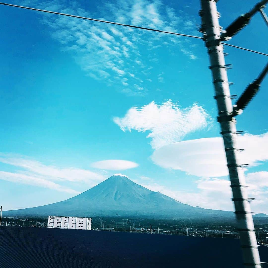 平野ノラさんのインスタグラム写真 - (平野ノラInstagram)「トリプルつるし雲🗻 今日もがんばるんば❤︎ #つるし雲 #新幹線の車窓から #okバブリー #平野ノラ」9月25日 10時25分 - noranoranora1988