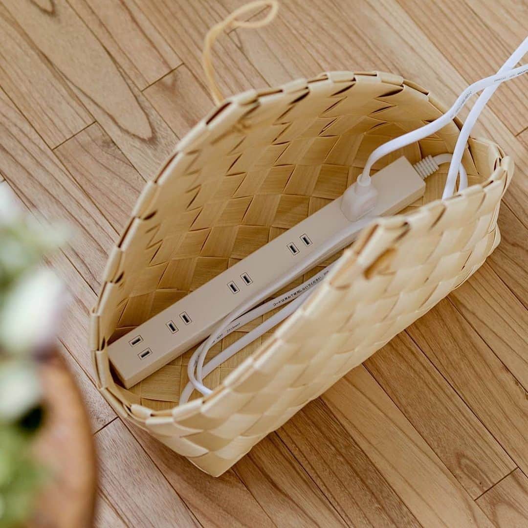 北欧、暮らしの道具店さんのインスタグラム写真 - (北欧、暮らしの道具店Instagram)「【新商品】配線周りのごちゃごちゃがすっきり！オリジナルの「ケーブル収納バスケット」が新登場です♪ . - - - - - - - - - - - - 初めてこの商品を見た時、 「これがケーブル収納 ！？」とびっくり。 他のスタッフも目を丸くしていました。  今回オリジナルで作ったのは 一見、白樺のかごのようですが、 実は水にも熱にも強く、ささくれもない 樹脂素材で作られているバスケット。  三角屋根みたいな形は インテリアになじむかわいい佇まい というだけでなく、 ケーブルの熱を逃す意味もあるのだとか（！） 見た目も機能もこだわりが詰まっています。  サイズ感も絶妙で、 ケーブルのほかに雑誌やスリッパなど 入れたいものも、使い道もいろいろ。  1つはケーブル用に。 もう1つはオムツなどの育児グッズ用に。 ついつい集めてしまう布バッグやポーチ、 園芸道具や掃除ブラシを入れるのもいいなぁ……。 妄想はむくむくと膨らみます。  カラーは、「ナチュラル」と「ブラウン」の 2種類をご用意しました！  皆さんのお家の整理整頓にも、 どうか一役買ってくれますように♪ . - - - - - - - - - - - - インテリアになじむケーブル収納バスケット . ▶お買いものは写真内のタグをタップ！　またはプロフィールのリンクからどうぞ→@hokuoh_kurashi ・ 🎁「クラシ手帳2020」プレゼントキャンペーン実施中！お買いものいただいた方に、当店オリジナルの手帳を無料でお届けいたします。 . #KURASHIandTripsPUBLISHING#KURASHIandTrips#interior#interiors#livingroom#homedecor#instahome#homewares#収納#整理整頓#バスケット#ケーブル#ケーブル収納#インテリア#北欧インテリア#リビング#寝室#インテリア雑貨#シンプル#シンプルライフ#シンプルデザイン#暮らしを楽しむ#日々の暮らし#北欧#暮らし#北欧暮らしの道具店」9月25日 10時21分 - hokuoh_kurashi