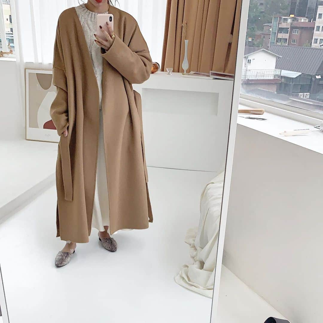 saanaaeのインスタグラム：「🇰🇷にきています. 自慢のNUEのふゆが少しずつ upされています🥰  そしてあきNUEの仕上がりも確認しております✍🏻 来週から順次配送となりますので 楽しみにお待ちくださいますと幸いです🙏🏻 🍂 #このhandmadeは絶対作りたかった形なのです #オートミールもあるよ #受注会でご試着できるので #ほんとにクオリティ見て頂きたいです♡ #ハンドメイドコート #nuebyas」