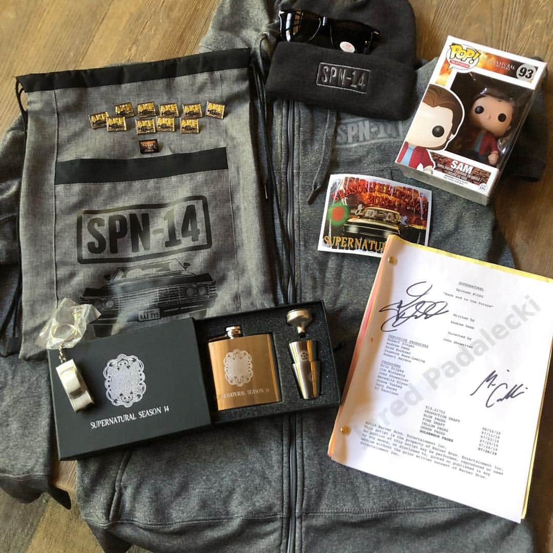 ジャレッド・パダレッキのインスタグラム：「Alright. Second try. 🤦‍♂️ My buddy Scott Porter is raising money for an amazing cause! Read more details here - http://hdsa.org/freezehd ALSO, I’m donating some of my personal belongings that were ONLY EVER offered to the cast and crew of Supernatural. Namely, our Season 14 Cast And Crew Gift Bag, several personalized pins, and my own personal script from the FINAL SEASON’S premiere episode (to be signed by the rest of the cast and mailed after airing). Read about the contents and bid here for an amazing cause ❤️ https://e.givesmart.com/events/egw/i/_All/8ab9/?search=」