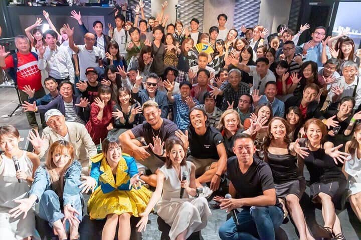 下平夏奈さんのインスタグラム写真 - (下平夏奈Instagram)「2019.9.22 《39s Fes》 : 北海道から九州地方まで 全国各地から ひとつの場所に集結した ✨39s Fes✨ : お越しくださった皆様、 サポートしてくださった皆様、 イベントの協賛、 @liakulea_japan  @bambiwater_official  本当にありがとうございました☆ : 39s Fes、1部・2部と イベントに出演された方々は、 普段大きな舞台に立たれていたり、 大活躍されている アーティスト、役者、スポーツ選手、 モデル、タレント、芸人の方々☆ : 普段、こんなに近くで見ることができない 豪華ゲストが勢揃いで、 第1部のLIVEタイムも 第2部のPARTYタイムも めちゃめちゃ盛り上がっていました！  笑顔が絶えない パワースポットのような空間で✨ 改めてMKCAFEの周りには 温かい方が多く集まっている 素敵な繋がりだなぁと実感しました☆ : それは、日頃から 一人一人を大切にされている 人に尽くす生き方。 人に自信と勇気を与える 優しさとエネルギーを持った 菊池さんの人柄だと思います！ : 私自身、運営側として関わらせていただき、 臨機応変に対応できるか 試されることがあったり、 予定時間より時間がおしている中で、 お客様に 楽しんでもらえるための 心遣い。段取りの大切さだったり、  相手に喜んでもらうために 自分が今、何をすべきなのか。 考え行動することの大切さを学ぶ きっかけにもなりました！ : 今回の経験を アスリート交流イベントや スポーツ交流会など☆ 自身の活動のプラスに変えて これから突き進んでいきます！ : このような素敵な機会や 繋がりをつくってくださった 菊池さん(@mk_kiku ) 本当にありがとうございます！ : そして改めて、 お誕生日おめでとうございます✨ ご結婚おめでとうございます✨ : : #39sFes #futureseven #南青山 #MKCAFE #MKTV #番組配信  #メディア #イベント #パーティー  #アーティスト #韓国 #スポーツ選手  #MC #スポーツ #アスリート #感謝 #Instagram #SNS」9月25日 11時08分 - kana0412.sss