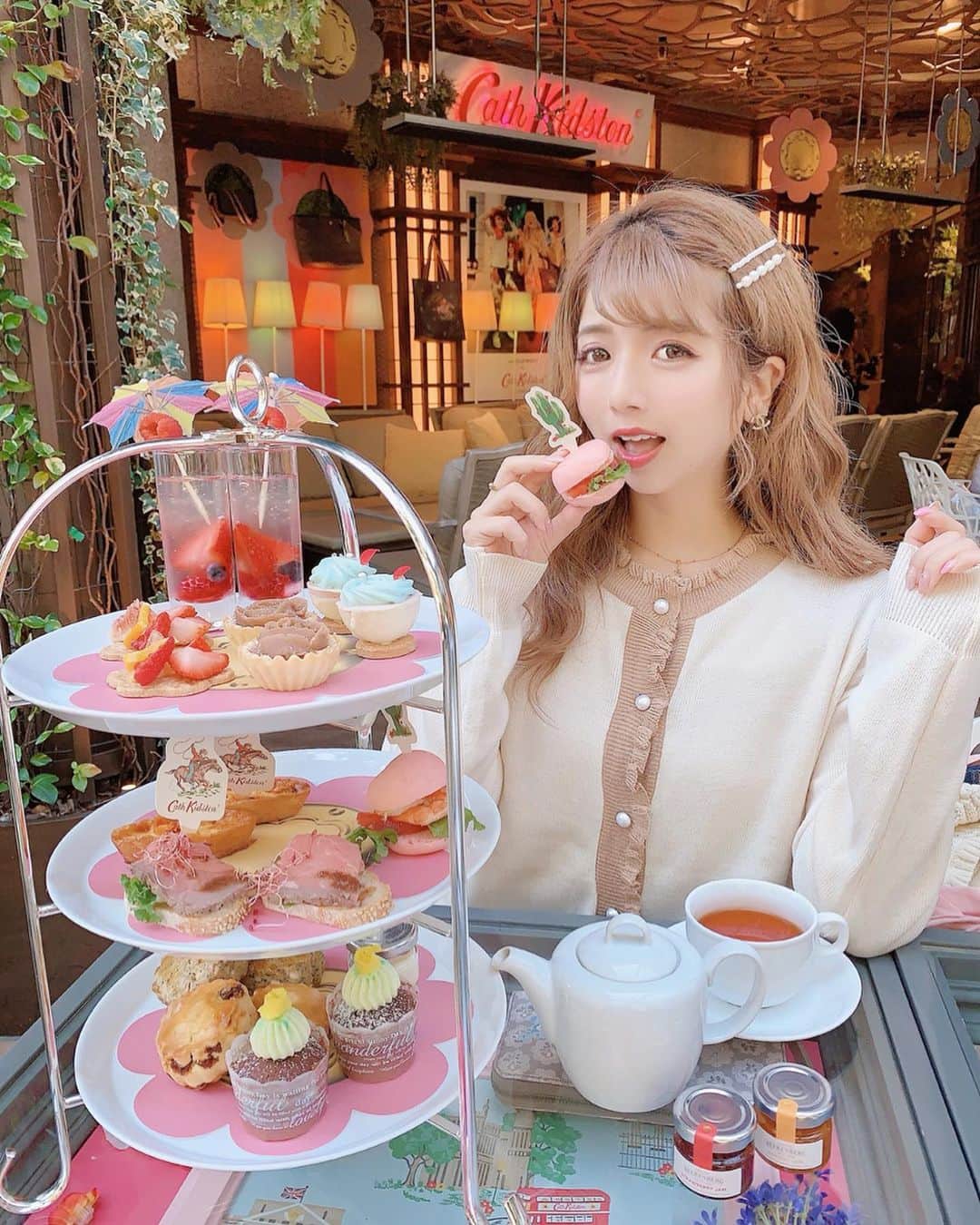 のインスタグラム：「🥤🥯🍒 . @stringsomotesandoh × @cathkidston_jp 🥪 . 可愛いすぎるafternoon tea😍💕 . この前天気も良くて涼しくなってきたから テラス席でゆったりlunchしたよ💓 . 見た目も可愛いくて味も美味しかったー😍❣️❣️ . コラボのafternoon teaは10/31までやってるよ🍒 . カーディガンは @mellow_neon 🎀 . #afternoontea #ストリングス表参道 #表参道 #表参道カフェ #アフタヌーンティー #code #ootd #fashion #えりんコーデ #えりんこヘアアレンジ #えりんこカフェ巡り」