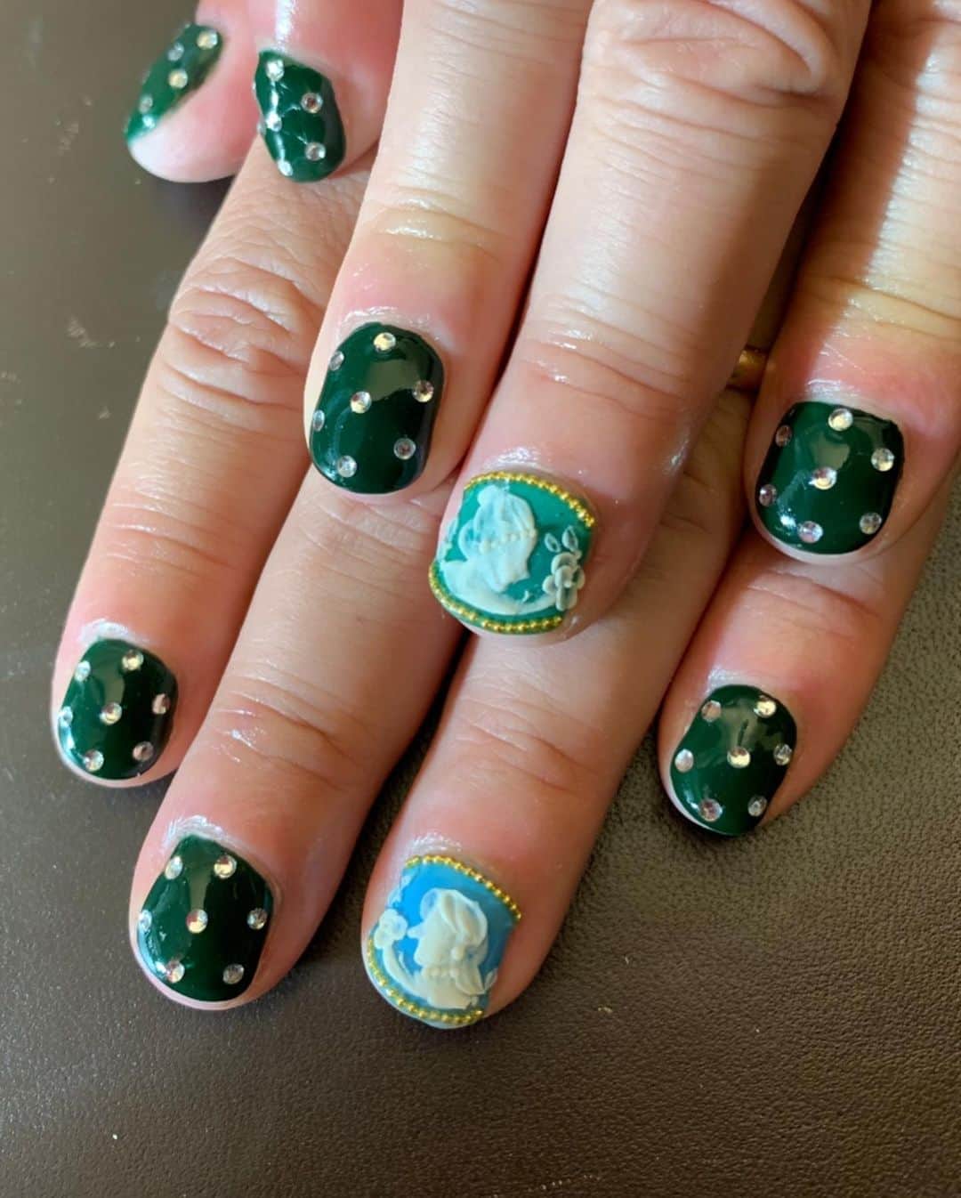 Mei Kawajiriさんのインスタグラム写真 - (Mei KawajiriInstagram)「@themarcjacobs 💚 “ Marc’s signature dark green with strass polka dots nails and special Cameo 3D “ 💚 #nailsbymei #marcjacobs」9月25日 11時04分 - nailsbymei
