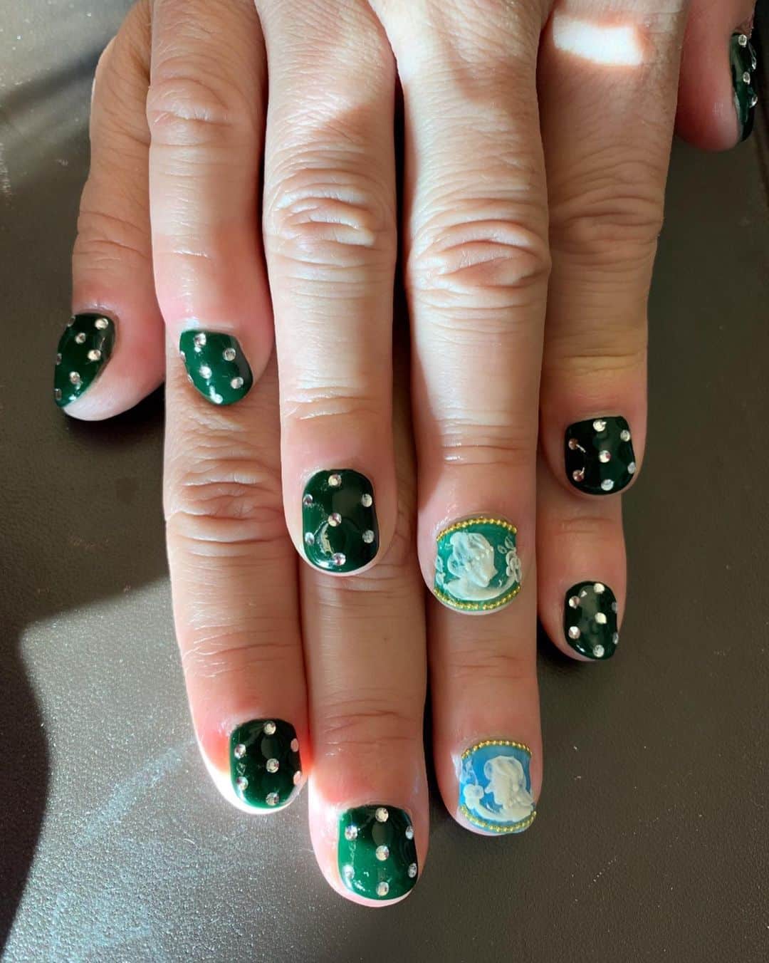 Mei Kawajiriさんのインスタグラム写真 - (Mei KawajiriInstagram)「@themarcjacobs 💚 “ Marc’s signature dark green with strass polka dots nails and special Cameo 3D “ 💚 #nailsbymei #marcjacobs」9月25日 11時04分 - nailsbymei