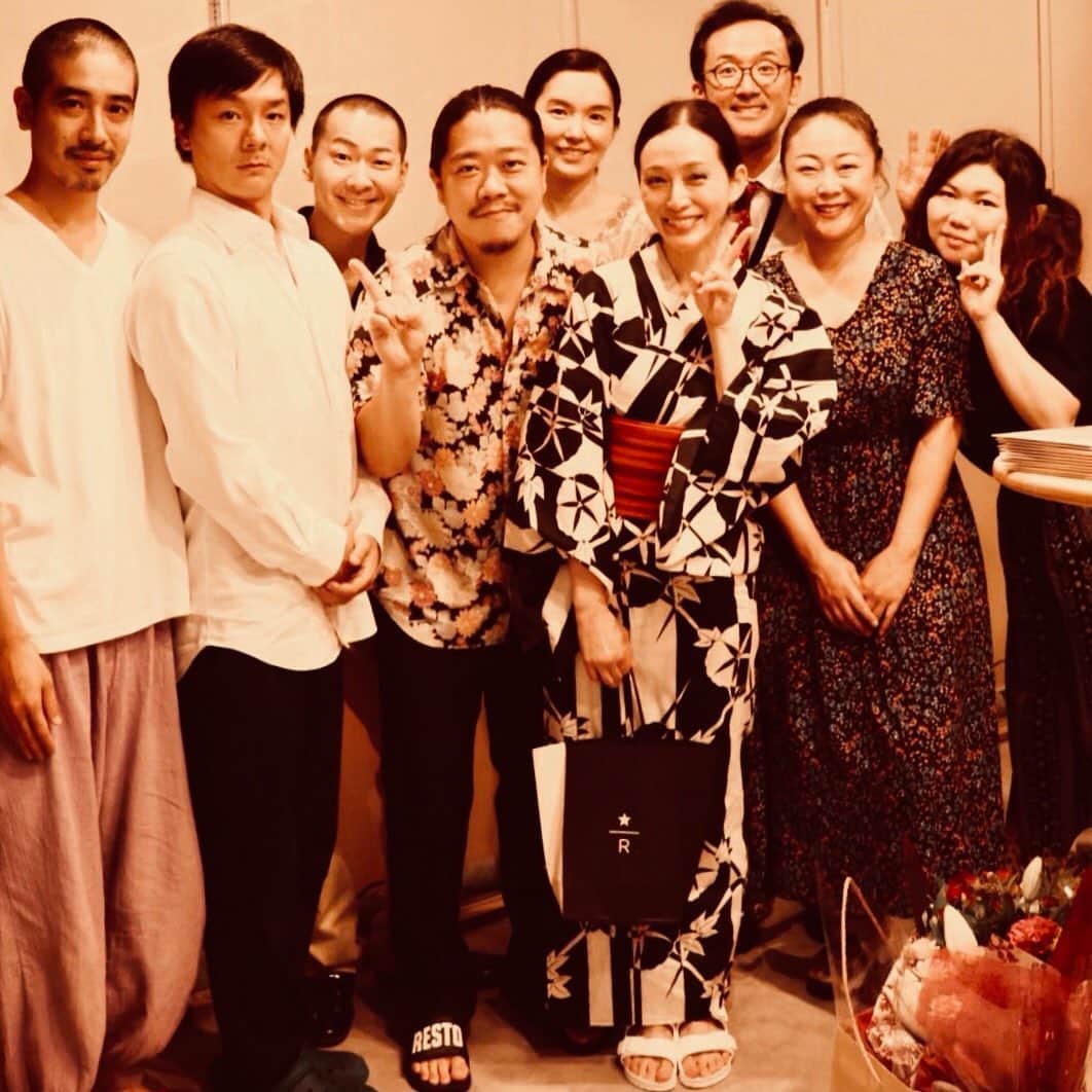 竹中友紀子のインスタグラム：「#地方公演弾丸ツアー  ハードスケジュールを無事に終え、東京に戻ってまいりました。 元々愛媛今治と静岡浜松での公演が決まった際に、それなら通り道の名古屋でぜひ名古屋公演をやりたい！という私の達ての希望をたくさんの方々のお力をお借りして実現することができ、心より感謝しています。本当にありがとうございました。 写真はその名古屋公演終演後。会場は私の所属事務所ジオットのスタジオ。所属モデルのみなサマや私が名古屋時代からお世話になっている方々、名古屋からいつも応援してくださっている方々にお越しいただきました。 またいつかお芝居で名古屋に帰れるようがんばってまいりますので、応援よろしくお願いいたします。」