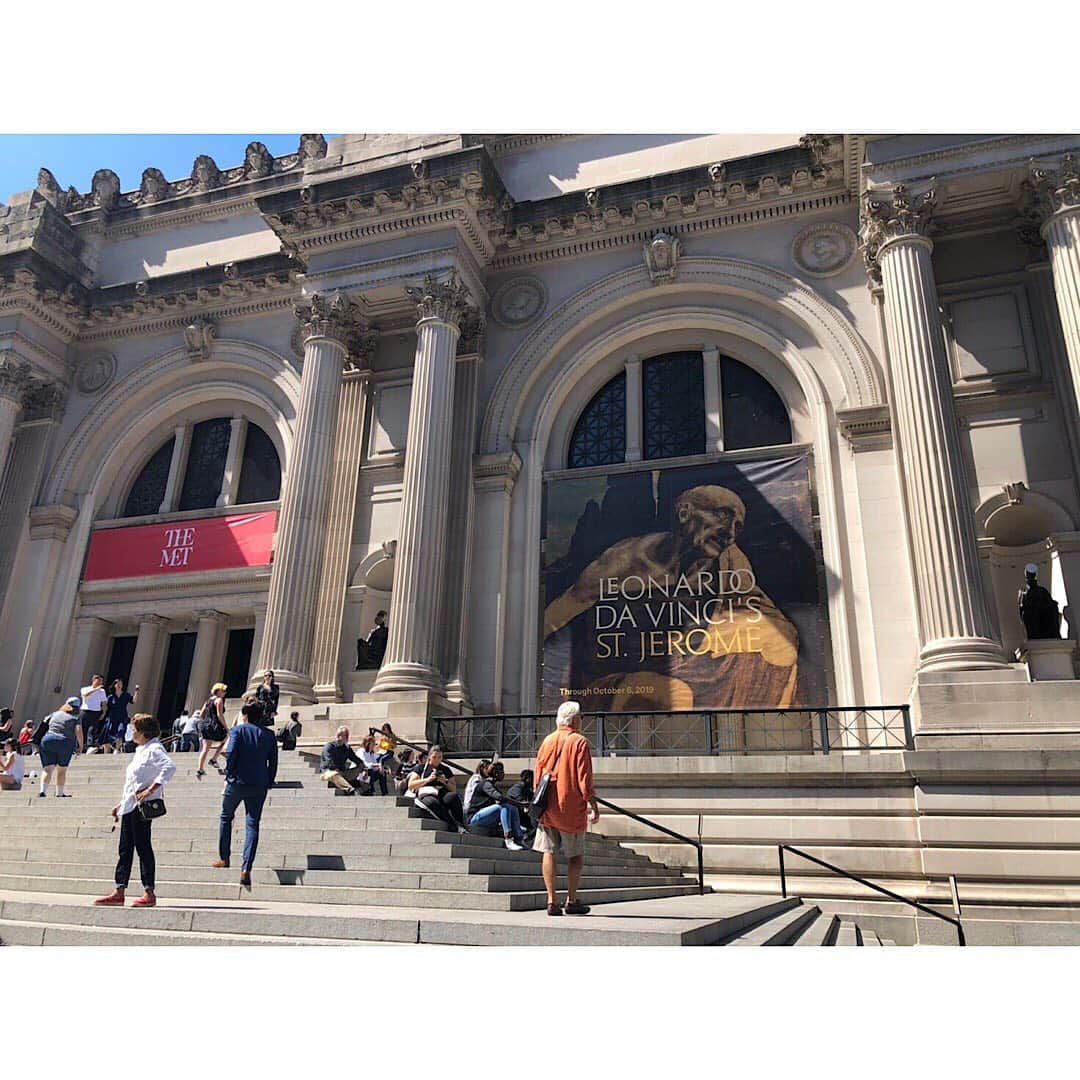 芹澤ナツキのインスタグラム：「・ NY🇺🇸 ・ 世界三大美術館の１つ ・ メトロポリタン美術館✨ ・ 一枚目 ・ 私はどこにいるでしょう？ ・ ・ ・ それはさておき ・ 一日で回り切れんくらい広くて、感動した🥺 ・ ・ ・ #love #Japan #Osaka #Fashion #コーデ #スターバックス #CEO #OOTD #OOTN #VIP #follow #instagood #f4f」