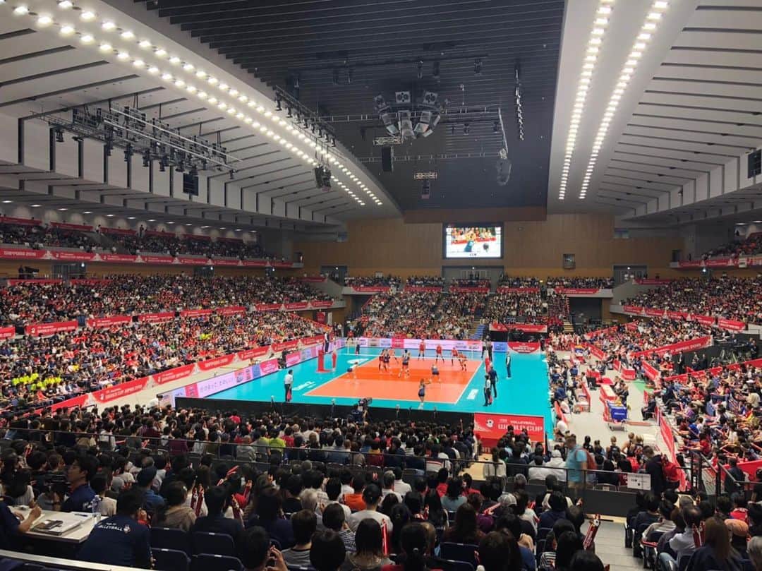のインスタグラム：「. . 🇯🇵×🇧🇷 悔しくてもやもやの残る 敗戦となりました… （写真は初日のアメリカ戦のものです） . . 色々あるけど… .  ブラジルのトータルディフェンスが 素晴らしかった。 . . 古賀選手にはもう少し プレーする時間を作ってあげて 欲しかった。 . . . . わたしたちがこんなにがっくり きているのだから 選手たちのメンタルは大丈夫なのか とても心配。。。 . . 空港でばったり会った えりかと小幡選手は 笑顔をみせてくれましたが… . . とはいえ、まだ試合は続くので 前を向くしかないですね。 . . 2日空いて大阪ラウンドです。 . . 選手のみんなが なにかひとつでも手応えを感じて この大会を終えられますように。。。 . . 今日明日とLive news αに 出演させていただきます。 24時ごろと遅い時間になりますが 良ければご覧ください。 . . #ワールドカップバレー2019 #ワールドカップバレー #ワールドカップ #フジテレビ #バレーボール #バレー #バボちゃん #世界一決定戦 #オリンピックの前哨戦 #tokyo2020 #Livenewsα」