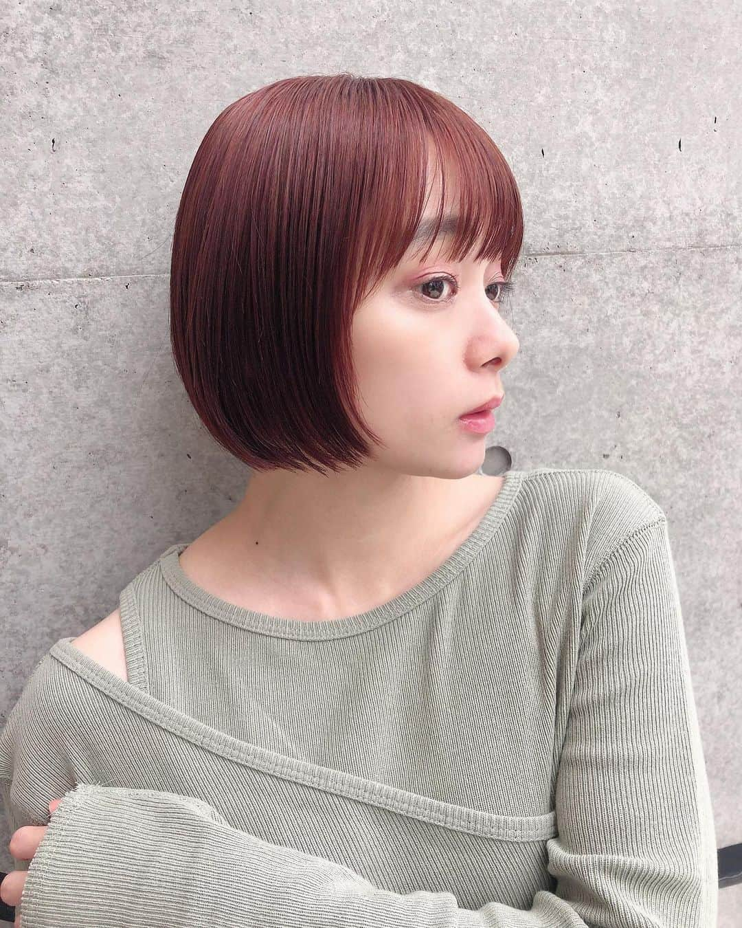 荒井愛花さんのインスタグラム写真 - (荒井愛花Instagram)「髪の毛伸びて完璧ボブですな🍊 いつもいつもづまさん❤︎ ありがとうございます！ 昨日舞台も観にきてくれた😿だいすき @zuma227  #hair」9月25日 11時30分 - maaanyaka