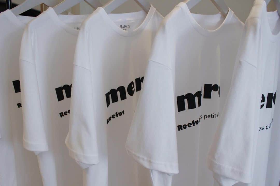 MAISON DE REEFURのインスタグラム：「. 【 merci SERIES 】2019.10.9(Wed) start. . 「merci（メルシー）」はフランス語の「ありがとう」。 MAISON DE REEFUR から、「ありがとう」の感謝の気持ちをこめて、merci ロゴシリーズが誕生。 ファンにはたまらない、大人気のキャラクター《RINKACHAN》も登場です！ . ［ アイテム詳細 ］ ◎merci RINKACHAN ※代官山本店のみ9.28(Sat) より抽選での先行発売。 . ◎merci T-Shirt ※代官山本店：9.21(Sat) より先行発売中 ※OFFICIAL WEB SHOP：9.20(Fri) より先行発売中 . 《展開店舗》 代官山本店・ルミネエスト新宿店・博多店・OFFICIAL WEB SHOP・ZOZOTOWN . ＊展開商品や入荷予定日は店舗によって一部異なります。詳しくは、各ショップまでお問い合わせください。 . #maisondereefur #new #merci #rinkachan #メゾンドリーファー」