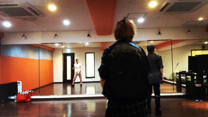貴千碧のインスタグラム：「貴千碧。ちょんまげをふり乱し踊っております🤣✨ . . . .  #神勢大也 先生 私のワークショップを受けに来てくださり出会いました。 とても礼儀正しく誠実でそしてめちゃめちゃ格好良いダンスをされます。k-popを教えていらっしゃるとお聞きしてすぐさま「受けさせてください！」の無茶振りでワークショップを開いてくださいました😆🙏 その昔2PMにはまり、というかあんな風に踊りたくて爆、研究に研究を重ねていた時がありました。それくらいk-popダンスは私の中で血が騒ぎます。いつもレッスンに来てくれて自身たちも教えをしてバリバリ踊るERIと紅音ちゃんと一緒に楽しい時間を過ごしました😍 #kpop #kpopdance 大好きな種類  #スタイルヒップホップ 壱城あずささんとのステージに向けて身体作り。やらなきゃいけないことてんこもりで24時間では足りないけどこういう時間はとっても大切✨」
