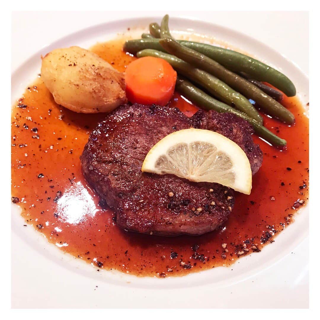 のインスタグラム：「美味しいステーキを食べたいならここ！ [アサクラ] 📍住所:長崎県佐世保市塩浜町1-3 🌟オススメ:レモンステーキ  #ハッピー #デート #デートなう #2人の世界 #カップル #恋したい #福岡 #東京 #長崎 #長崎グルメ #アサクラステーキ #ステーキ #レモンステーキ #オシャレさんと繋がりたい #sweet #food #love #drink #カフェ好き #カフェすきな人と繋がりたい #インスタ映え#いいね#グルメ女子 #フォトジェニックフード #グルメ部 #デートで行きたい🎀#gofun🍽」