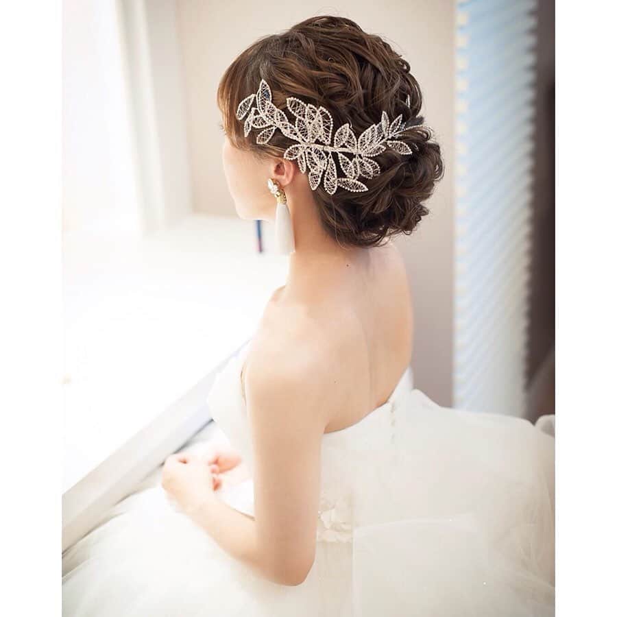 ゼクシィさんのインスタグラム写真 - (ゼクシィInstagram)「【ブライダルヘアはもう決めた？ シニヨン、ポニー実例写真5選👰💕】 . プレ花嫁のみなさん📣 ブライダルヘアはもう決まりましたか？ 今回は、人気のシニヨンヘアと ポニーテールの実例写真をご紹介しちゃいます💓 . お気に入りを見つけたら、画像右下のしおり🔖で 保存して、ヘアメイクさんに相談してみね☺️💕 . ＜シニヨンヘア＞ 1,2枚目はクラシカルな印象のシニヨン 丸顔カバーのため、縦に高さを出して 前髪を頬骨あたりで流すスタイルにしたんだとか😌 花嫁さんのこだわりがたくさんつまった、 とても素敵な仕上がり💗 @smm.5.5 さま . 3,4枚目はふんわりシニヨンに、 リーフモチーフのキラキラヘッドドレスをON✨ 巻かれた髪の立体感がとっても華やか😍 ドレスのボリューミーなチュールによく似合う、 かわいらしいスタイル👏❣️ @cham_wedding さま . 5枚目はエレガントなアップスタイル🎵 高い位置にトップを持ってくると、 より華やかで優雅な印象に💎 デザイン性の高いドレスやゴージャスなドレスに おススメのヘア😊🌟 @ky_wd0706 さま . 6枚目は低めの大人ポニー💠 全体をゆるく巻いて長さの足りない部分にはエクステを！ フェザーとパールのヘッドドレスは、サイドから囲むようにつけて 前から見たときにもフェザーがチラッと見えるように 全方位スキのないかわいさ👰💓 @nana77wed さま . 7枚目、こちらはふわふわの高めポニー🌟 ボリューミーなポニーのかわいさはやっぱり鉄板！ ヘアに負けない存在感のゴールドの小枝ヘッドドレスを添えて より華やかな印象に❤️ @ayaco.wedding さま . 気になるスタイルがあったら、どんどん保存して 運命のブライダルヘアを見つけてね☝️✔️ . +♥+:;;;:+♥+:;;;:+♥+:;;;:+♥+:;;;:+♥+:;;;:+♥ . プロポーズから結婚式まで素敵なお写真募集中！ . ゼクシィ公式アカウントでお写真を紹介してみませんか？ 【#ゼクシィ2019】 を付けて投稿してください📷💐 . +♥+:;;;:+♥+:;;;:+♥+:;;;:+♥+:;;;:+♥+:;;;:+♥ . ▼花嫁さんダウンロード数No.1 ゼクシィアプリはURLから💍 @zexyrecruit . . . #ブライダルヘア#ヘアアレンジ#挙式ヘア#お色直しヘア#ブライダルヘアメイク _ #ヘアアクセ#ヘッドドレス#ウェディングヘア#二次会ヘア#ヘアメイク#お呼ばれヘア#ヘッドアクセ#ローポニー#ポニーテール _ #2019冬婚#2019秋婚#シニヨンヘア#sg花嫁#結婚準備#結婚式準備#全国のプレ花嫁さんと繋がりたい#日本中のプレ花嫁さんと繋がりたい#青山セントグレース大聖堂#インターコンチ花嫁 _ #anaintercontinentaltokyo#ゼクシィ#ちーむゼクシィ#プロポーズされたらゼクシィ」9月25日 12時02分 - zexyrecruit