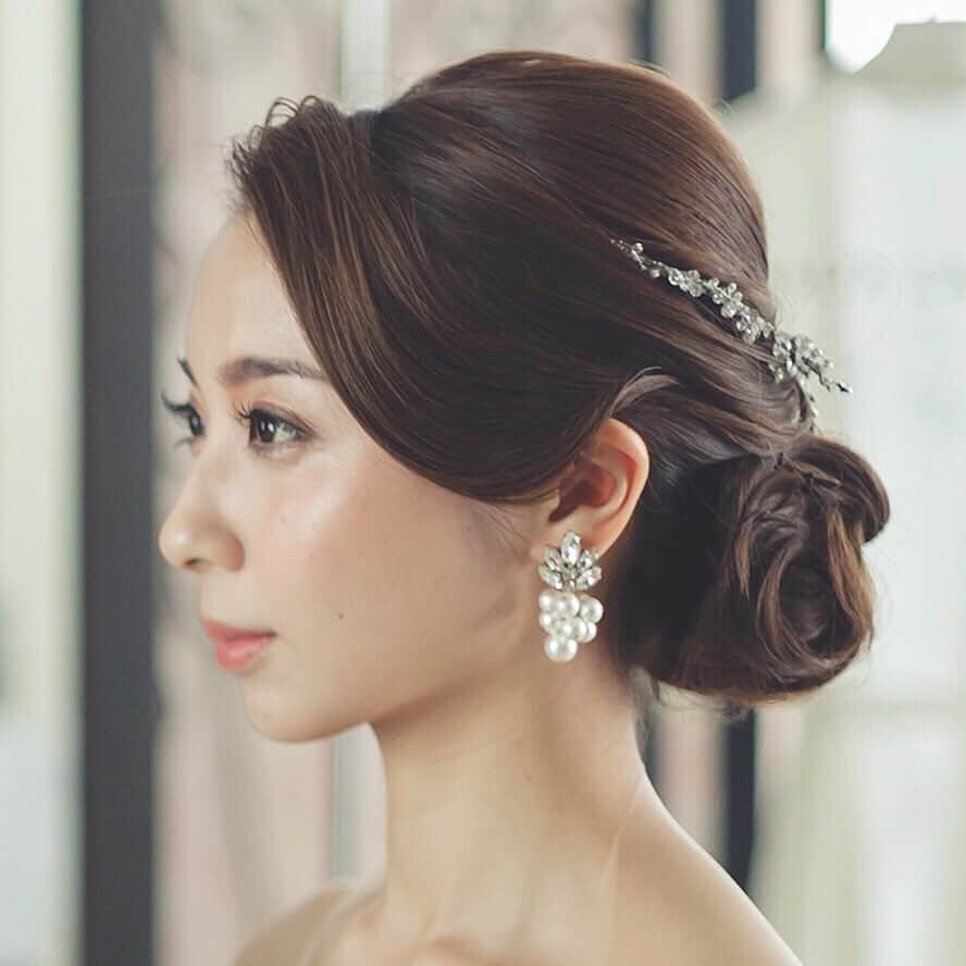 ゼクシィさんのインスタグラム写真 - (ゼクシィInstagram)「【ブライダルヘアはもう決めた？ シニヨン、ポニー実例写真5選👰💕】 . プレ花嫁のみなさん📣 ブライダルヘアはもう決まりましたか？ 今回は、人気のシニヨンヘアと ポニーテールの実例写真をご紹介しちゃいます💓 . お気に入りを見つけたら、画像右下のしおり🔖で 保存して、ヘアメイクさんに相談してみね☺️💕 . ＜シニヨンヘア＞ 1,2枚目はクラシカルな印象のシニヨン 丸顔カバーのため、縦に高さを出して 前髪を頬骨あたりで流すスタイルにしたんだとか😌 花嫁さんのこだわりがたくさんつまった、 とても素敵な仕上がり💗 @smm.5.5 さま . 3,4枚目はふんわりシニヨンに、 リーフモチーフのキラキラヘッドドレスをON✨ 巻かれた髪の立体感がとっても華やか😍 ドレスのボリューミーなチュールによく似合う、 かわいらしいスタイル👏❣️ @cham_wedding さま . 5枚目はエレガントなアップスタイル🎵 高い位置にトップを持ってくると、 より華やかで優雅な印象に💎 デザイン性の高いドレスやゴージャスなドレスに おススメのヘア😊🌟 @ky_wd0706 さま . 6枚目は低めの大人ポニー💠 全体をゆるく巻いて長さの足りない部分にはエクステを！ フェザーとパールのヘッドドレスは、サイドから囲むようにつけて 前から見たときにもフェザーがチラッと見えるように 全方位スキのないかわいさ👰💓 @nana77wed さま . 7枚目、こちらはふわふわの高めポニー🌟 ボリューミーなポニーのかわいさはやっぱり鉄板！ ヘアに負けない存在感のゴールドの小枝ヘッドドレスを添えて より華やかな印象に❤️ @ayaco.wedding さま . 気になるスタイルがあったら、どんどん保存して 運命のブライダルヘアを見つけてね☝️✔️ . +♥+:;;;:+♥+:;;;:+♥+:;;;:+♥+:;;;:+♥+:;;;:+♥ . プロポーズから結婚式まで素敵なお写真募集中！ . ゼクシィ公式アカウントでお写真を紹介してみませんか？ 【#ゼクシィ2019】 を付けて投稿してください📷💐 . +♥+:;;;:+♥+:;;;:+♥+:;;;:+♥+:;;;:+♥+:;;;:+♥ . ▼花嫁さんダウンロード数No.1 ゼクシィアプリはURLから💍 @zexyrecruit . . . #ブライダルヘア#ヘアアレンジ#挙式ヘア#お色直しヘア#ブライダルヘアメイク _ #ヘアアクセ#ヘッドドレス#ウェディングヘア#二次会ヘア#ヘアメイク#お呼ばれヘア#ヘッドアクセ#ローポニー#ポニーテール _ #2019冬婚#2019秋婚#シニヨンヘア#sg花嫁#結婚準備#結婚式準備#全国のプレ花嫁さんと繋がりたい#日本中のプレ花嫁さんと繋がりたい#青山セントグレース大聖堂#インターコンチ花嫁 _ #anaintercontinentaltokyo#ゼクシィ#ちーむゼクシィ#プロポーズされたらゼクシィ」9月25日 12時02分 - zexyrecruit