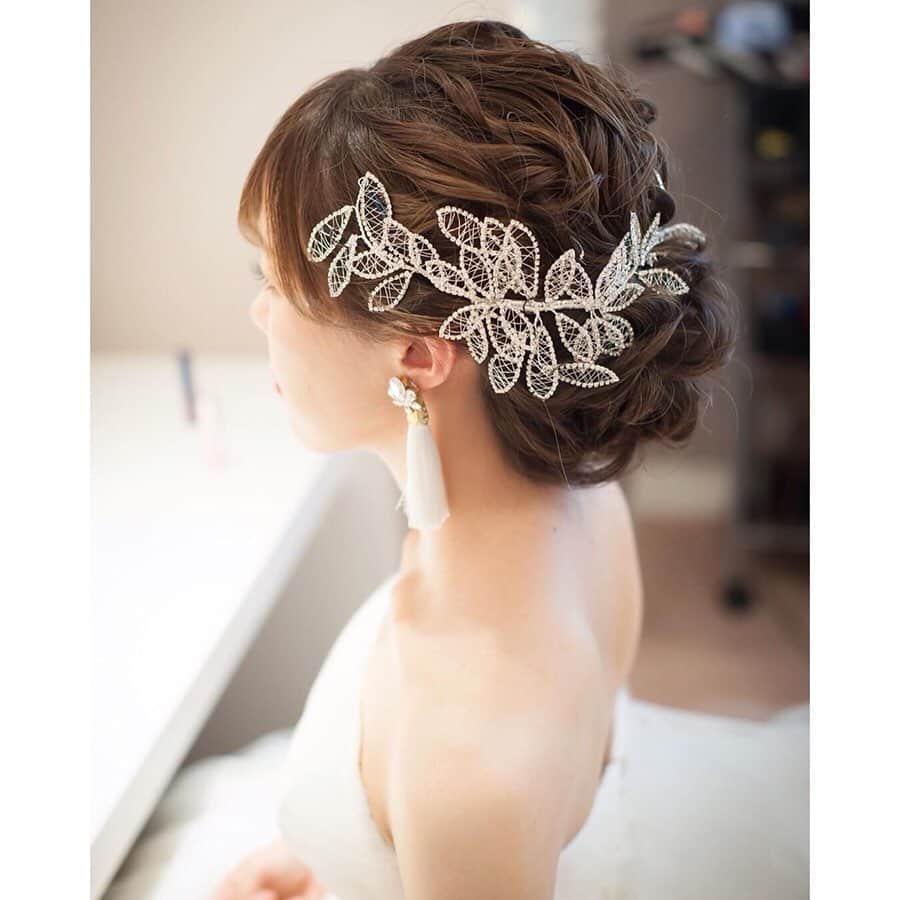 ゼクシィさんのインスタグラム写真 - (ゼクシィInstagram)「【ブライダルヘアはもう決めた？ シニヨン、ポニー実例写真5選👰💕】 . プレ花嫁のみなさん📣 ブライダルヘアはもう決まりましたか？ 今回は、人気のシニヨンヘアと ポニーテールの実例写真をご紹介しちゃいます💓 . お気に入りを見つけたら、画像右下のしおり🔖で 保存して、ヘアメイクさんに相談してみね☺️💕 . ＜シニヨンヘア＞ 1,2枚目はクラシカルな印象のシニヨン 丸顔カバーのため、縦に高さを出して 前髪を頬骨あたりで流すスタイルにしたんだとか😌 花嫁さんのこだわりがたくさんつまった、 とても素敵な仕上がり💗 @smm.5.5 さま . 3,4枚目はふんわりシニヨンに、 リーフモチーフのキラキラヘッドドレスをON✨ 巻かれた髪の立体感がとっても華やか😍 ドレスのボリューミーなチュールによく似合う、 かわいらしいスタイル👏❣️ @cham_wedding さま . 5枚目はエレガントなアップスタイル🎵 高い位置にトップを持ってくると、 より華やかで優雅な印象に💎 デザイン性の高いドレスやゴージャスなドレスに おススメのヘア😊🌟 @ky_wd0706 さま . 6枚目は低めの大人ポニー💠 全体をゆるく巻いて長さの足りない部分にはエクステを！ フェザーとパールのヘッドドレスは、サイドから囲むようにつけて 前から見たときにもフェザーがチラッと見えるように 全方位スキのないかわいさ👰💓 @nana77wed さま . 7枚目、こちらはふわふわの高めポニー🌟 ボリューミーなポニーのかわいさはやっぱり鉄板！ ヘアに負けない存在感のゴールドの小枝ヘッドドレスを添えて より華やかな印象に❤️ @ayaco.wedding さま . 気になるスタイルがあったら、どんどん保存して 運命のブライダルヘアを見つけてね☝️✔️ . +♥+:;;;:+♥+:;;;:+♥+:;;;:+♥+:;;;:+♥+:;;;:+♥ . プロポーズから結婚式まで素敵なお写真募集中！ . ゼクシィ公式アカウントでお写真を紹介してみませんか？ 【#ゼクシィ2019】 を付けて投稿してください📷💐 . +♥+:;;;:+♥+:;;;:+♥+:;;;:+♥+:;;;:+♥+:;;;:+♥ . ▼花嫁さんダウンロード数No.1 ゼクシィアプリはURLから💍 @zexyrecruit . . . #ブライダルヘア#ヘアアレンジ#挙式ヘア#お色直しヘア#ブライダルヘアメイク _ #ヘアアクセ#ヘッドドレス#ウェディングヘア#二次会ヘア#ヘアメイク#お呼ばれヘア#ヘッドアクセ#ローポニー#ポニーテール _ #2019冬婚#2019秋婚#シニヨンヘア#sg花嫁#結婚準備#結婚式準備#全国のプレ花嫁さんと繋がりたい#日本中のプレ花嫁さんと繋がりたい#青山セントグレース大聖堂#インターコンチ花嫁 _ #anaintercontinentaltokyo#ゼクシィ#ちーむゼクシィ#プロポーズされたらゼクシィ」9月25日 12時02分 - zexyrecruit