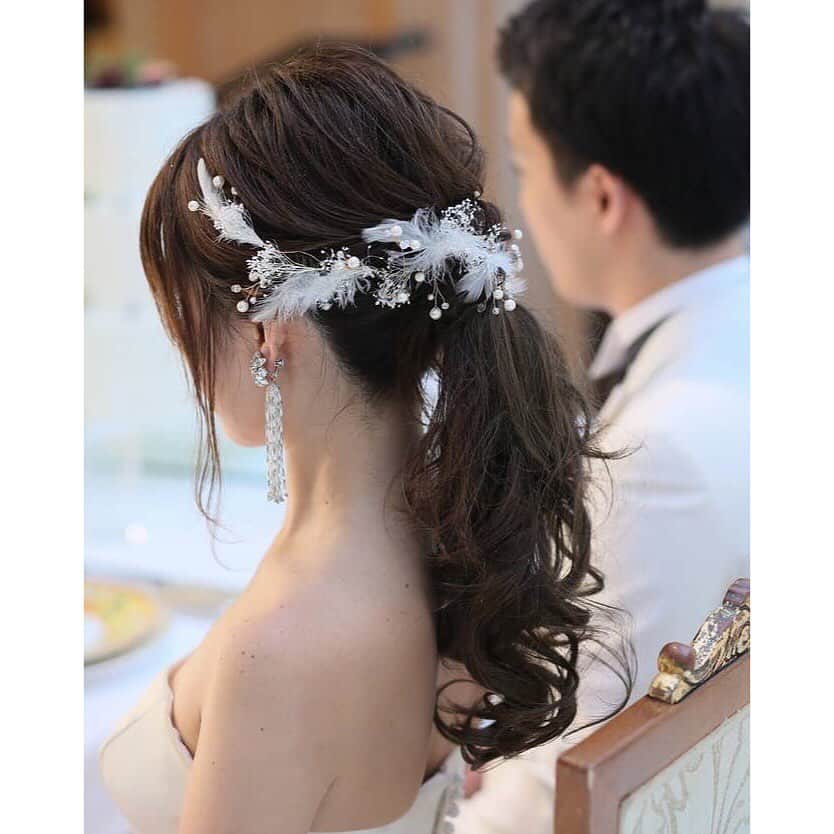 ゼクシィさんのインスタグラム写真 - (ゼクシィInstagram)「【ブライダルヘアはもう決めた？ シニヨン、ポニー実例写真5選👰💕】 . プレ花嫁のみなさん📣 ブライダルヘアはもう決まりましたか？ 今回は、人気のシニヨンヘアと ポニーテールの実例写真をご紹介しちゃいます💓 . お気に入りを見つけたら、画像右下のしおり🔖で 保存して、ヘアメイクさんに相談してみね☺️💕 . ＜シニヨンヘア＞ 1,2枚目はクラシカルな印象のシニヨン 丸顔カバーのため、縦に高さを出して 前髪を頬骨あたりで流すスタイルにしたんだとか😌 花嫁さんのこだわりがたくさんつまった、 とても素敵な仕上がり💗 @smm.5.5 さま . 3,4枚目はふんわりシニヨンに、 リーフモチーフのキラキラヘッドドレスをON✨ 巻かれた髪の立体感がとっても華やか😍 ドレスのボリューミーなチュールによく似合う、 かわいらしいスタイル👏❣️ @cham_wedding さま . 5枚目はエレガントなアップスタイル🎵 高い位置にトップを持ってくると、 より華やかで優雅な印象に💎 デザイン性の高いドレスやゴージャスなドレスに おススメのヘア😊🌟 @ky_wd0706 さま . 6枚目は低めの大人ポニー💠 全体をゆるく巻いて長さの足りない部分にはエクステを！ フェザーとパールのヘッドドレスは、サイドから囲むようにつけて 前から見たときにもフェザーがチラッと見えるように 全方位スキのないかわいさ👰💓 @nana77wed さま . 7枚目、こちらはふわふわの高めポニー🌟 ボリューミーなポニーのかわいさはやっぱり鉄板！ ヘアに負けない存在感のゴールドの小枝ヘッドドレスを添えて より華やかな印象に❤️ @ayaco.wedding さま . 気になるスタイルがあったら、どんどん保存して 運命のブライダルヘアを見つけてね☝️✔️ . +♥+:;;;:+♥+:;;;:+♥+:;;;:+♥+:;;;:+♥+:;;;:+♥ . プロポーズから結婚式まで素敵なお写真募集中！ . ゼクシィ公式アカウントでお写真を紹介してみませんか？ 【#ゼクシィ2019】 を付けて投稿してください📷💐 . +♥+:;;;:+♥+:;;;:+♥+:;;;:+♥+:;;;:+♥+:;;;:+♥ . ▼花嫁さんダウンロード数No.1 ゼクシィアプリはURLから💍 @zexyrecruit . . . #ブライダルヘア#ヘアアレンジ#挙式ヘア#お色直しヘア#ブライダルヘアメイク _ #ヘアアクセ#ヘッドドレス#ウェディングヘア#二次会ヘア#ヘアメイク#お呼ばれヘア#ヘッドアクセ#ローポニー#ポニーテール _ #2019冬婚#2019秋婚#シニヨンヘア#sg花嫁#結婚準備#結婚式準備#全国のプレ花嫁さんと繋がりたい#日本中のプレ花嫁さんと繋がりたい#青山セントグレース大聖堂#インターコンチ花嫁 _ #anaintercontinentaltokyo#ゼクシィ#ちーむゼクシィ#プロポーズされたらゼクシィ」9月25日 12時02分 - zexyrecruit