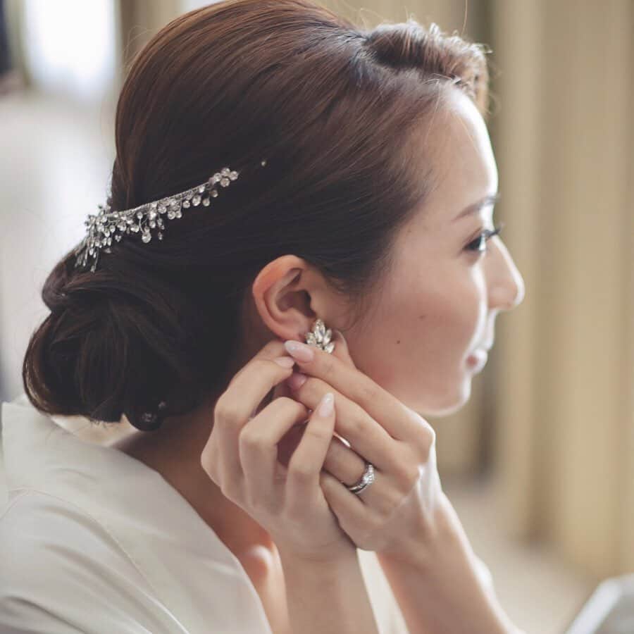 ゼクシィさんのインスタグラム写真 - (ゼクシィInstagram)「【ブライダルヘアはもう決めた？ シニヨン、ポニー実例写真5選👰💕】 . プレ花嫁のみなさん📣 ブライダルヘアはもう決まりましたか？ 今回は、人気のシニヨンヘアと ポニーテールの実例写真をご紹介しちゃいます💓 . お気に入りを見つけたら、画像右下のしおり🔖で 保存して、ヘアメイクさんに相談してみね☺️💕 . ＜シニヨンヘア＞ 1,2枚目はクラシカルな印象のシニヨン 丸顔カバーのため、縦に高さを出して 前髪を頬骨あたりで流すスタイルにしたんだとか😌 花嫁さんのこだわりがたくさんつまった、 とても素敵な仕上がり💗 @smm.5.5 さま . 3,4枚目はふんわりシニヨンに、 リーフモチーフのキラキラヘッドドレスをON✨ 巻かれた髪の立体感がとっても華やか😍 ドレスのボリューミーなチュールによく似合う、 かわいらしいスタイル👏❣️ @cham_wedding さま . 5枚目はエレガントなアップスタイル🎵 高い位置にトップを持ってくると、 より華やかで優雅な印象に💎 デザイン性の高いドレスやゴージャスなドレスに おススメのヘア😊🌟 @ky_wd0706 さま . 6枚目は低めの大人ポニー💠 全体をゆるく巻いて長さの足りない部分にはエクステを！ フェザーとパールのヘッドドレスは、サイドから囲むようにつけて 前から見たときにもフェザーがチラッと見えるように 全方位スキのないかわいさ👰💓 @nana77wed さま . 7枚目、こちらはふわふわの高めポニー🌟 ボリューミーなポニーのかわいさはやっぱり鉄板！ ヘアに負けない存在感のゴールドの小枝ヘッドドレスを添えて より華やかな印象に❤️ @ayaco.wedding さま . 気になるスタイルがあったら、どんどん保存して 運命のブライダルヘアを見つけてね☝️✔️ . +♥+:;;;:+♥+:;;;:+♥+:;;;:+♥+:;;;:+♥+:;;;:+♥ . プロポーズから結婚式まで素敵なお写真募集中！ . ゼクシィ公式アカウントでお写真を紹介してみませんか？ 【#ゼクシィ2019】 を付けて投稿してください📷💐 . +♥+:;;;:+♥+:;;;:+♥+:;;;:+♥+:;;;:+♥+:;;;:+♥ . ▼花嫁さんダウンロード数No.1 ゼクシィアプリはURLから💍 @zexyrecruit . . . #ブライダルヘア#ヘアアレンジ#挙式ヘア#お色直しヘア#ブライダルヘアメイク _ #ヘアアクセ#ヘッドドレス#ウェディングヘア#二次会ヘア#ヘアメイク#お呼ばれヘア#ヘッドアクセ#ローポニー#ポニーテール _ #2019冬婚#2019秋婚#シニヨンヘア#sg花嫁#結婚準備#結婚式準備#全国のプレ花嫁さんと繋がりたい#日本中のプレ花嫁さんと繋がりたい#青山セントグレース大聖堂#インターコンチ花嫁 _ #anaintercontinentaltokyo#ゼクシィ#ちーむゼクシィ#プロポーズされたらゼクシィ」9月25日 12時02分 - zexyrecruit