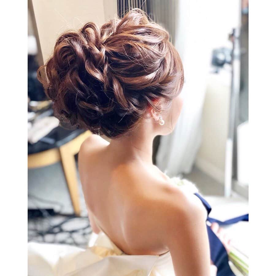 ゼクシィさんのインスタグラム写真 - (ゼクシィInstagram)「【ブライダルヘアはもう決めた？ シニヨン、ポニー実例写真5選👰💕】 . プレ花嫁のみなさん📣 ブライダルヘアはもう決まりましたか？ 今回は、人気のシニヨンヘアと ポニーテールの実例写真をご紹介しちゃいます💓 . お気に入りを見つけたら、画像右下のしおり🔖で 保存して、ヘアメイクさんに相談してみね☺️💕 . ＜シニヨンヘア＞ 1,2枚目はクラシカルな印象のシニヨン 丸顔カバーのため、縦に高さを出して 前髪を頬骨あたりで流すスタイルにしたんだとか😌 花嫁さんのこだわりがたくさんつまった、 とても素敵な仕上がり💗 @smm.5.5 さま . 3,4枚目はふんわりシニヨンに、 リーフモチーフのキラキラヘッドドレスをON✨ 巻かれた髪の立体感がとっても華やか😍 ドレスのボリューミーなチュールによく似合う、 かわいらしいスタイル👏❣️ @cham_wedding さま . 5枚目はエレガントなアップスタイル🎵 高い位置にトップを持ってくると、 より華やかで優雅な印象に💎 デザイン性の高いドレスやゴージャスなドレスに おススメのヘア😊🌟 @ky_wd0706 さま . 6枚目は低めの大人ポニー💠 全体をゆるく巻いて長さの足りない部分にはエクステを！ フェザーとパールのヘッドドレスは、サイドから囲むようにつけて 前から見たときにもフェザーがチラッと見えるように 全方位スキのないかわいさ👰💓 @nana77wed さま . 7枚目、こちらはふわふわの高めポニー🌟 ボリューミーなポニーのかわいさはやっぱり鉄板！ ヘアに負けない存在感のゴールドの小枝ヘッドドレスを添えて より華やかな印象に❤️ @ayaco.wedding さま . 気になるスタイルがあったら、どんどん保存して 運命のブライダルヘアを見つけてね☝️✔️ . +♥+:;;;:+♥+:;;;:+♥+:;;;:+♥+:;;;:+♥+:;;;:+♥ . プロポーズから結婚式まで素敵なお写真募集中！ . ゼクシィ公式アカウントでお写真を紹介してみませんか？ 【#ゼクシィ2019】 を付けて投稿してください📷💐 . +♥+:;;;:+♥+:;;;:+♥+:;;;:+♥+:;;;:+♥+:;;;:+♥ . ▼花嫁さんダウンロード数No.1 ゼクシィアプリはURLから💍 @zexyrecruit . . . #ブライダルヘア#ヘアアレンジ#挙式ヘア#お色直しヘア#ブライダルヘアメイク _ #ヘアアクセ#ヘッドドレス#ウェディングヘア#二次会ヘア#ヘアメイク#お呼ばれヘア#ヘッドアクセ#ローポニー#ポニーテール _ #2019冬婚#2019秋婚#シニヨンヘア#sg花嫁#結婚準備#結婚式準備#全国のプレ花嫁さんと繋がりたい#日本中のプレ花嫁さんと繋がりたい#青山セントグレース大聖堂#インターコンチ花嫁 _ #anaintercontinentaltokyo#ゼクシィ#ちーむゼクシィ#プロポーズされたらゼクシィ」9月25日 12時02分 - zexyrecruit