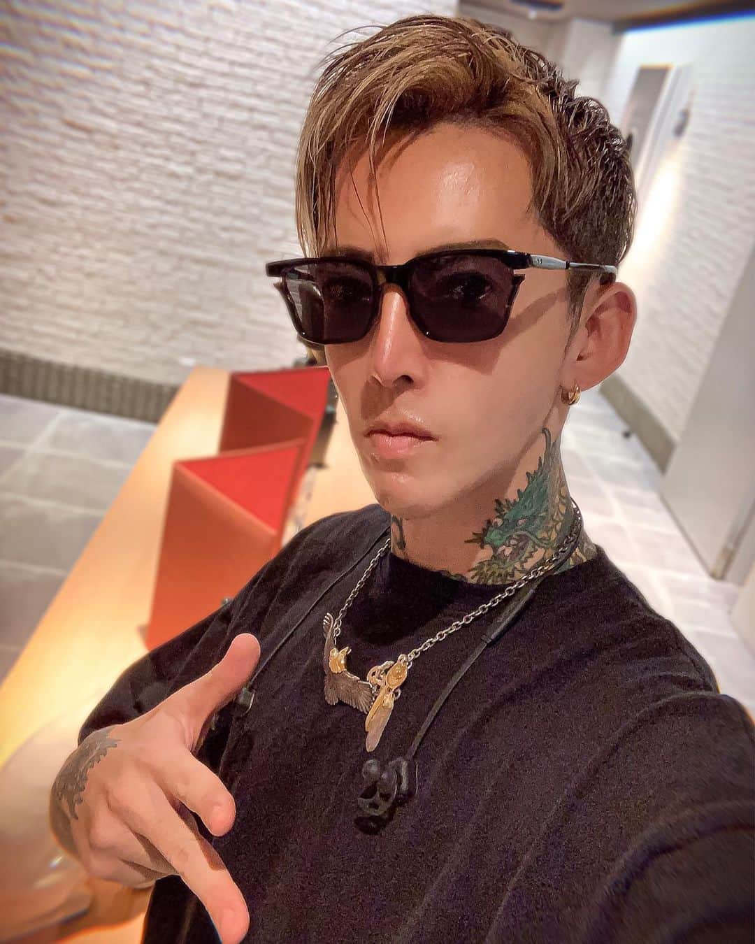 のインスタグラム：「. 今日もスタジオにこもって新曲を作っております 😎⚡︎ 何事も最低10年続けて始めて答えが見えてくるモノだと思います 🎖 10年後に良い景色が見える様に、今を全力で頑張ろう 👍🏻✨ . I'm making a new song in the studio today!!!」