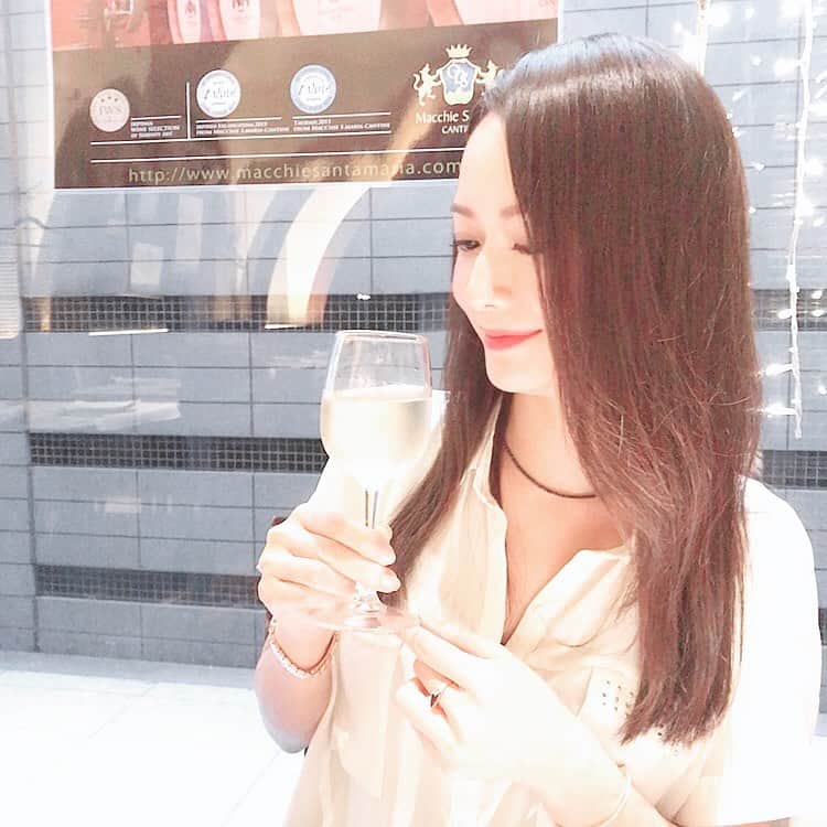 のインスタグラム：「残念ながら 仕事です🍷🍾🥂😎 #wine #ワイン #白ワイン #赤ワイン  昔飲んだ#アマローネ が忘れられない 二度と飲めない気がする🍷 #アマローネ2005 また飲みたいなぁ#vaioamarone #ハマった きっかけ #amarone #amarone2005  でも飲んでるのは全然違うワインしかも白😂 #吉山りさ #香り #フェチ  #フリーモデル #フリー #model  お仕事案件お待ちしております✨ #撮影 #東京 #tokyo #photo #insta  #instagood #instagram #instapic  #photography #女子 #single #japanese  わんちゃんの次に嗅覚あります🐕（自称😎）」