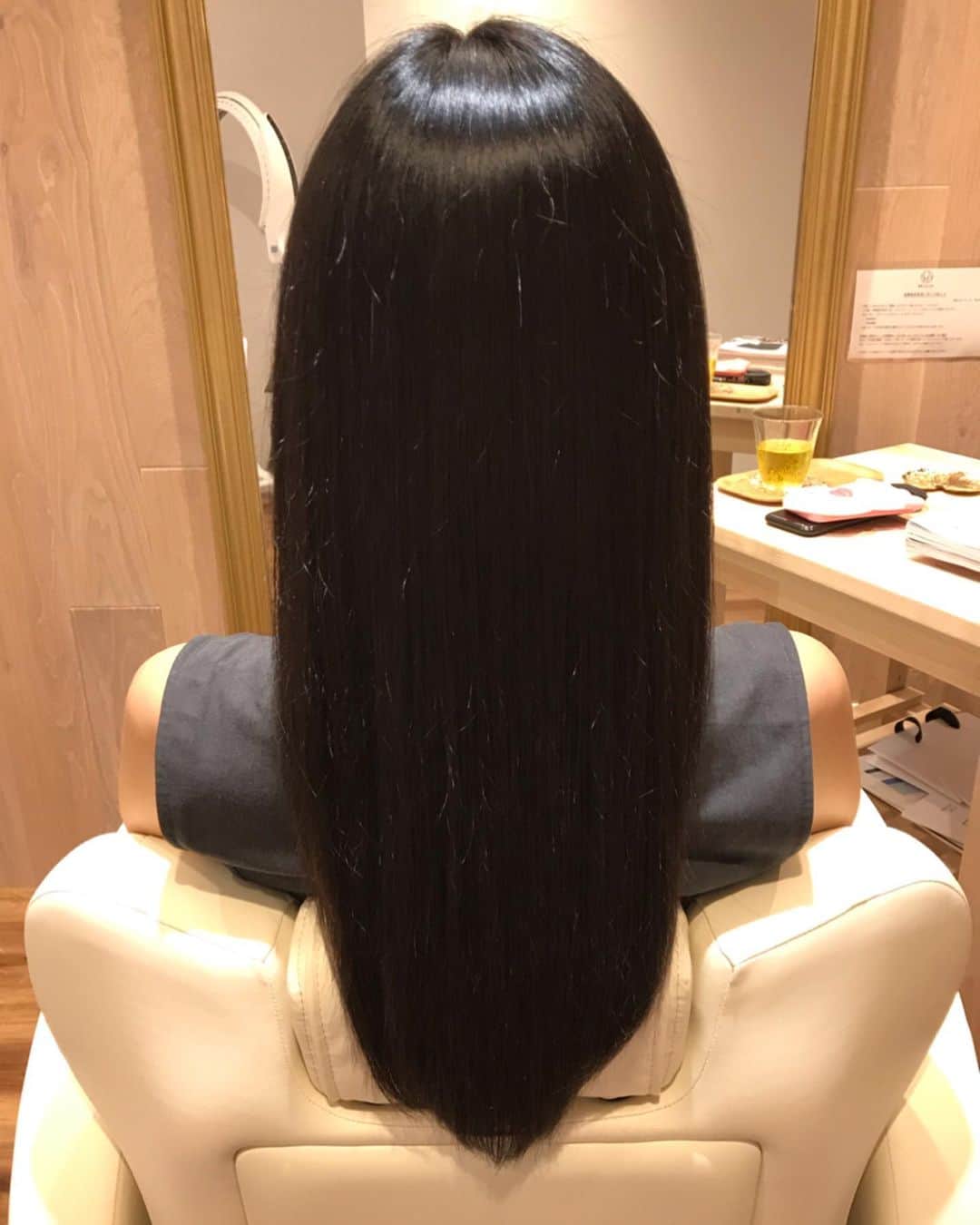 宮崎京さんのインスタグラム写真 - (宮崎京Instagram)「先日、RESALON @resalon.co.jp にて、美髪トリートメントを受けました💆‍♀️ もともと毛量も多めで、頑固なくらいストレートな髪質なのですが、年齢とともに毛が細く柔らかくなっているように感じています🧐  美髪トリートメントで、ハリとコシが弱まっている＋夏の日差しやお仕事で痛んでしまった髪が、艶と潤いを取り戻しました✨  今後も美髪をキープすべく、日々のケアをしなくてはね！  RESALONの皆さま、ありがとうございました😊🙏💕 #resalon #resalon2号店 #表参道  #外苑前﻿ #アールイーサロン﻿ #美髪育毛専門サロン #美髪トリートメント﻿ #hair  #haircare﻿」9月25日 17時45分 - miyakomiyazaki