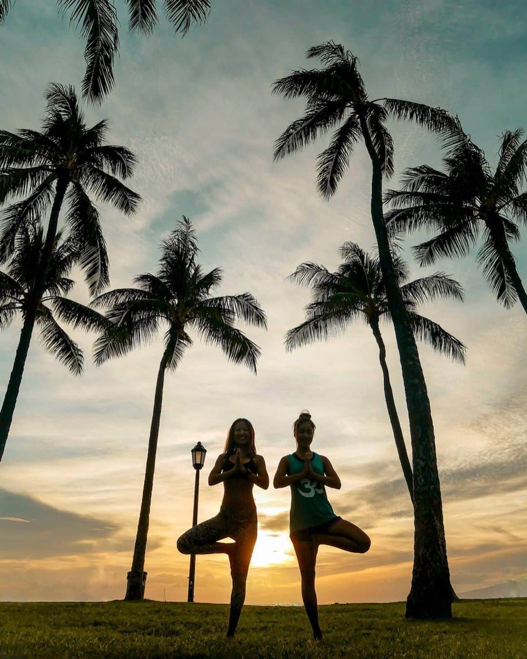 羽石杏奈さんのインスタグラム写真 - (羽石杏奈Instagram)「would love to be yogi🧘🏽‍♀️🧘🏽‍♀️❣️ . この間のハワイで、久々のビーチでサンセットヨガしてきた！ 本当に魂抜けるんじゃないかってくらい、心と身体が幸せ感じた時間だった、、間違いなく人生一のヨガでした🙏 ハワイに行かれる方、本当におすすめです🌟⇨ @islandblueyoga_honolulu mahalo♡ photo in #hawaii #oahu #honolulu #waikiki #yoga #yogi #beach #beachyoga #palmtrees #sunset #sunsetyoga #808 #ハワイ #ビーチヨガ」9月25日 17時45分 - hawaiianna913