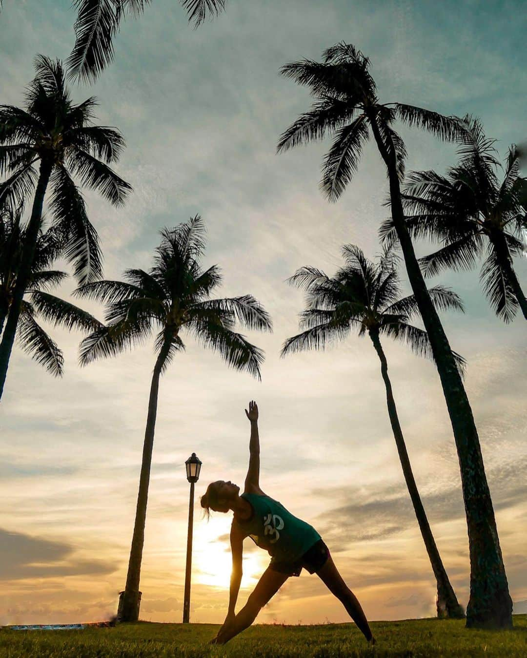 羽石杏奈さんのインスタグラム写真 - (羽石杏奈Instagram)「would love to be yogi🧘🏽‍♀️🧘🏽‍♀️❣️ . この間のハワイで、久々のビーチでサンセットヨガしてきた！ 本当に魂抜けるんじゃないかってくらい、心と身体が幸せ感じた時間だった、、間違いなく人生一のヨガでした🙏 ハワイに行かれる方、本当におすすめです🌟⇨ @islandblueyoga_honolulu mahalo♡ photo in #hawaii #oahu #honolulu #waikiki #yoga #yogi #beach #beachyoga #palmtrees #sunset #sunsetyoga #808 #ハワイ #ビーチヨガ」9月25日 17時45分 - hawaiianna913