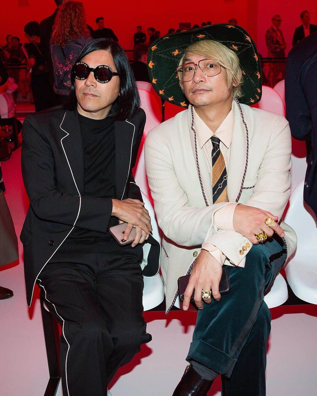 GQ JAPANさんのインスタグラム写真 - (GQ JAPANInstagram)「「Gucci Hub」会場内からオフショット📸﻿ ﻿ 1枚目：フロントローでショーを待つ香取慎吾さんと祐真朋樹さん。﻿ ﻿ 2枚目：一緒にセルフィーを撮影する、Vogue Japan クリエイティブ・ディレクター・アット・ラージのアンナ・デッロ・ルッソ。香取慎吾さんのインスタグラムにも登場。﻿ ﻿ #GUCCISS20﻿ #Gucci﻿ #AlessandroMichele﻿ #milanfashionweek﻿ #mfw﻿ #gqjapan」9月25日 12時22分 - gqjapan