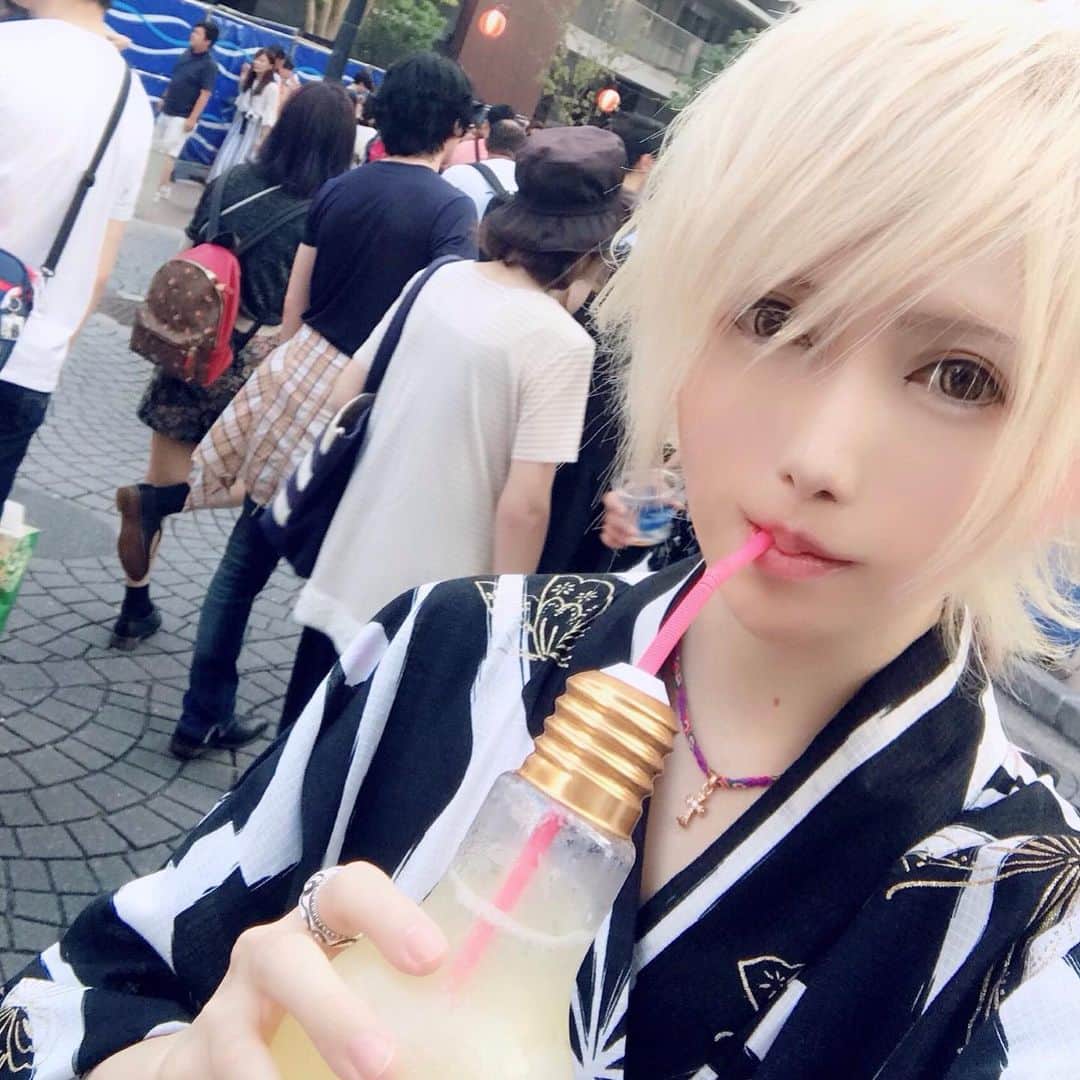 マシロンケーキのインスタグラム：「. 夏の思い出。 麻布十番祭り🎇 1年ぶりに浴衣も着て行きました👘 . この帯辺りが可愛いんですこれが！！！(レッドブル飲んでテンション高め) . スティーブは浴衣着て相撲取りみたいになりました。 その相撲取りが可愛いと言われたらしくめちゃモテてると勘違いして何回も自慢してきたので全部無視してました(ちゃんと仲良いです) そこから歌舞伎町のレジェンドホスト華神覇流社長と合流して  なぜかスカウトマンの吉村さんも来て謎のメンバーになりました(ちゃんと楽しい) . その後恵比寿ガーデンプレイスで食事しました😋 社長ごちそうさまでした🙆‍♀️ . この日思ったこと 暑い。」