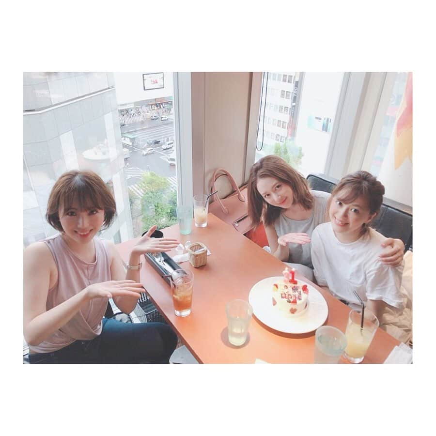 葉月ゆめさんのインスタグラム写真 - (葉月ゆめInstagram)「愛しのゆりHBD 🎂🎉❤️ エマと一緒にお祝いしました 素敵な一年になりますように。♡♡ ・ ・ ゆりはいつも可愛らしいのに たまにおじさんになるから好き 👴🏻笑 11月の出演舞台、脚本演出ゆりなのです。最高 📣 #bff #hbd #舞台 #親友 #愛しのゆり #mods1」9月25日 12時31分 - yume_hazuki