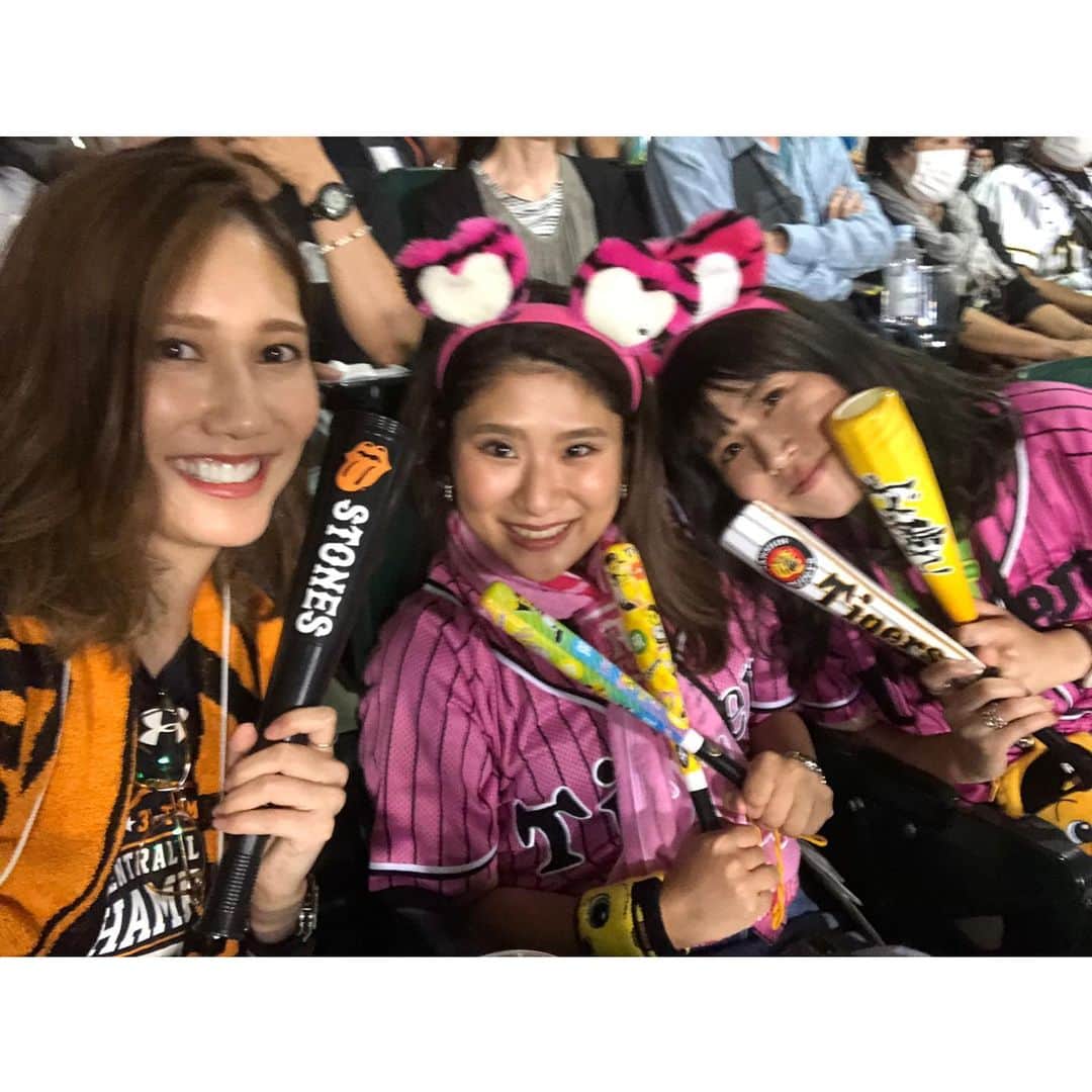 春輝のインスタグラム：「お馴染み阪神ファン歴29年の学友と。 無装備観戦派なもんで、初めてこんなに沢山のグッズを持ちました🥳  #伝統の一戦 #読売巨人軍#GIANTS#ジャイアンツ#巨人 #NPB#プロ野球#セリーグ#baseball #春輝#haruki」
