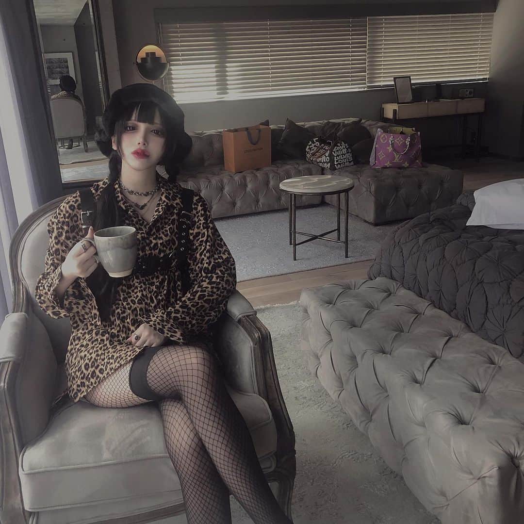 chiiiiiのインスタグラム：「久しく京都に帰省🍁 @nodehotel.kyoto さんに宿泊してきました❤︎インテリアまで可愛くアートも身近に感じられる素敵な部屋でした💋❤︎」