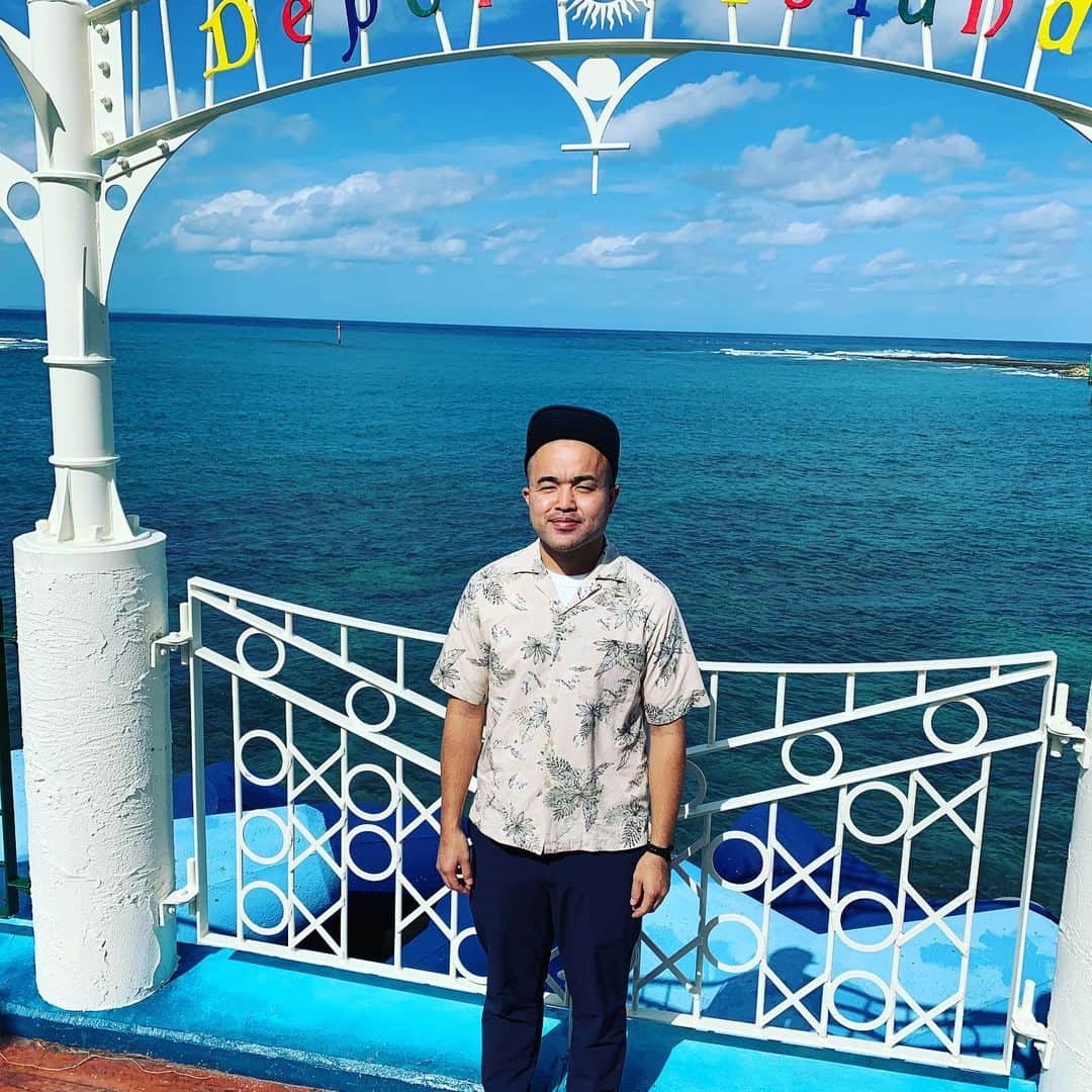たわたのインスタグラム：「先日姉の挙式で沖縄に帰りました。短い時間でしたが久々の沖縄は良かったです。そして告知です。 ◆10/2（水）19:10開場/19：30開演 吉本新喜劇　金の卵LIVE～金の卵11個目お披露目公演～ ＠YES THEATER チケット料金:前売¥1800/当日¥200  出演者： 多和田上人 伊丹　祐貴 野崎　　塁 杉江　大喜 佐藤　美優 矢内井玲奈 永田　良輔 筒井亜由貴 入澤　弘喜 ジャボリ・ジェフ 湯澤　花梨 本山　悠斗 けんたくん 横地　眞平 小林　ゆう 　その他  チケット：前売り￥１８００　当日￥２０００ チケットよしもとにて販売中！ #手売りも持ってますので是非欲しい方リプやDM待ってます！ #この写真帽子のツバ上がりすぎて #利休帽被ってるように見えるね #ハハハッ #利休帽？？ #多和田でした」
