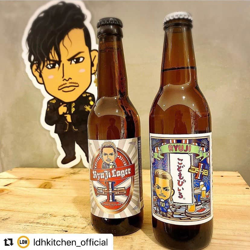 居酒屋えぐざいるPARKさんのインスタグラム写真 - (居酒屋えぐざいるPARKInstagram)「@ldhkitchen_official . 『出張居酒屋えぐざいるin TOKYO STELLAMAP Cafe』開催中‼️🎉🎉 . 三代目 J SOUL BROTHERS LIVE TOUR 2019 ”RAISE THE FLAG” で大好評の「出張居酒屋えぐざいる」のFOODコーナーが、STELLAMAP Café(ソフマップAKIBA4号店7階)にて期間限定で展開中💫💫 . 【FOODコーナーからのご紹介🙋‍♂️】 本日は、、、 《今市 隆二》Lager&Jr.Lager 第2弾👏‼️ . 🍺Ryuji Lager🍺 ボトルデザインが可愛いRyuji Lager😎🌈 暑い日☀️のビールはやっぱり最高😆もうゴクゴクが止まらない✨✨ . ⭐️Ryuji Jr.Lager ⭐️ ボトルデザインが可愛いRyuji Jr.Lager🥰 小さいお子様から大人まで楽しめる、爽快感溢れるリンゴ味の炭酸飲料🤗 ※こちらの商品はノンアルコールとなっております。 . ぜひ、お召し上がりください☺️ . 出張居酒屋えぐざいるでパワー補給💪をして、“RAISE THE FLAG”で、最高に盛り上がりましょう☝️✨ . 【FOODコーナー】 ☆FOOD 《NAOTO》NAOTOさ～んのパニーニ 800円 《山下 健二郎》Fresh Fish Burger 800円 《ELLY》食べるっしょ！RAISE THE ホットドッグ 800円 . ☆DRINK 《岩田 剛典》俺オーレ 700円 《小林 直己》RAISE THE FLAG スカッシュ700円 《今市 隆二》Lager 800円 ※未成年者の飲酒は法律で禁止されています。又、未成年者に対しては酒類を販売致しません。購入の際は顔写真付きの身分証の提示をお願い致します。 《今市 隆二》Jr.Lager 800円 ※こちらの商品はノンアルコールとなっております。 . ☆SWEETS 《登坂 広臣》RAISE THE ICE 800円 . ・RAISE THE FLAG KITCHEN OKASHIコーナーで好評の商品を一部販売 . 【営業日時】 9/21(土) 10:00~18:00 9/22(日) 10:00~18:00 9/23(祝月) 10:00~15:00 9/24(火) 10:00~18:00 9/25(水) 10:00~18:00 9/26(木) 10:00~15:00 . 【場所】 STELLAMAP Cafe (ソフマップ AKIBA4号店7階) 東京都千代田区外神田 1-10-8 . 【注意事項】 ●商品には数に限りがございますので、無くなる場合がございます。 ●食品は、手洗いを充分にしてからお早めにお召し上がり下さい。 ●アルコール飲料をご購入の方は、FOODコーナーにて顔写真付き身分証明書のご提示をお願い致します。 [パスポート、運転免許証、住民基本台帳カード・個人番号カード(マイナンバーカード)・外国人登録証・障碍者手帳・在留カード(全て要写真付き)] ※コピー不可 顔写真付き身分証明書をお忘れになった場合は、アルコール飲料のご購入はできませんので、あらかじめご了承ください。 ●荒天等の場合、営業を中断、中止する場合がございます。 ●営業時間は、混雑状況や天候等により、予告無く変更する場合がございます。 ●深夜、早朝からの場所取り等の行為は近隣へのご迷惑になりますのでご遠慮下さい。 ●売り場までの通路が狭く、階段もございますのでお手荷物を可能な限り少なくした状態でお越し下さい。ご協力をお願い致します。 ●熱中症対策を十分に準備し、お越し下さいませ。お待ち頂くことが長くなる場合がございます。 ●商品は全てテイクアウト商品となります。店内での飲食は禁止させて頂きます。 ●東京ドーム場外での出張居酒屋えぐざいるブースの展開はございません。 . ※上記の注意事項、予めご了承ください。 . #RAISETHEFLAG #RTF #三代目JSOULBROTHERS #出張居酒屋えぐざいる #LDHkitchen #STELLAMAPCafe #ソフマップ #AKIBA #秋葉原 #わくわくがとまらない #RyujiLager #RyujiJr_Lager」9月25日 13時13分 - izakaya_exile