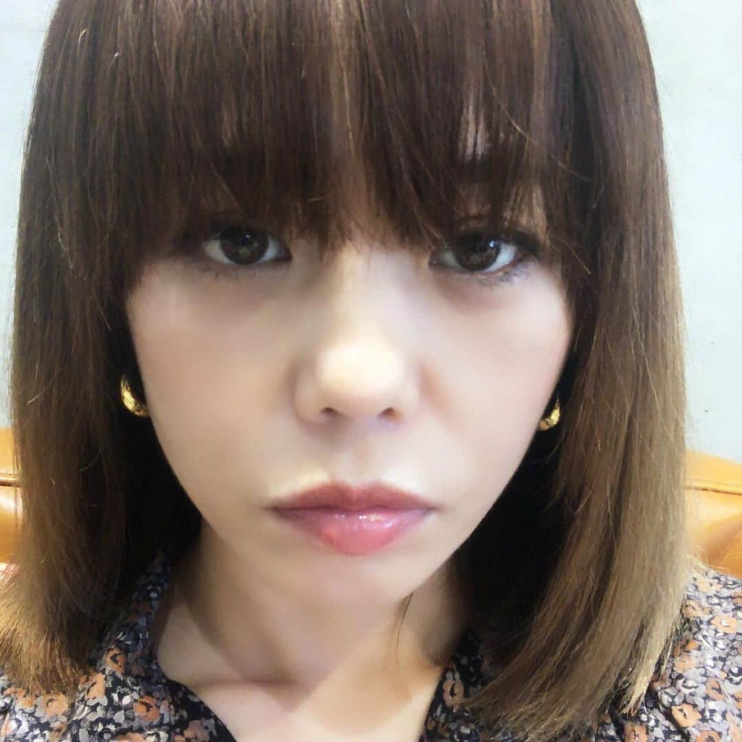 CHARAさんのインスタグラム写真 - (CHARAInstagram)「OL風に 一般男性はこういうの好きなんだろう？ 4枚目は私らしく ネイルサロンにて暇をもてあそんでいます  カキフライ食べたいです @function_nails」9月25日 13時15分 - chara_official_