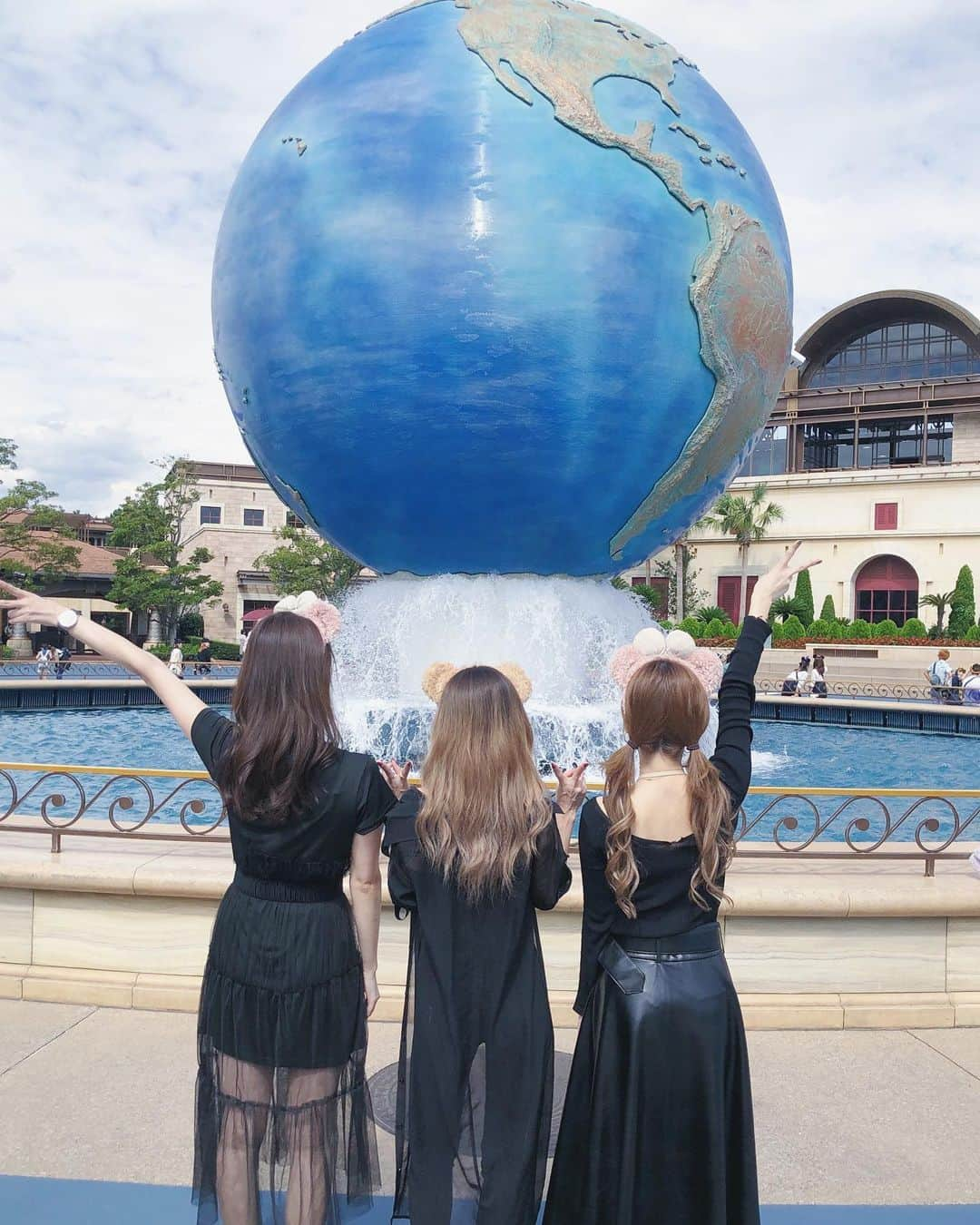 宇水遥佳さんのインスタグラム写真 - (宇水遥佳Instagram)「. 🎀 Tokyo Disney Sea 🎀 . 3〜4年ぶりにシーに行ってきたよ✨ ドレスコードは黒🙋‍♀️ そしてダッフィーと二匹の シェリーメイ🧸💕🧸💕🧸 . お昼からがっつり行ったのは初めて😋 というか高校生ぶりとかかもしれない🙈 海底2万マイルくらいしか乗ったこと なかったからアトラクション5個も 乗れて大満足♫ ばっちり足が筋肉痛💪🏻笑 . #ディズニー #ディズニーシー #ダッフィー #シェリーメイ #二匹のシェリーメイが #ダッフィーを取り合う構図 #連休明け空いてるかとおもったら #ディズニー旅行 #できてるお客さん多かった #disney #disneysea #duffy #sherrymey  #disneytrip」9月25日 13時22分 - haruka._.usui