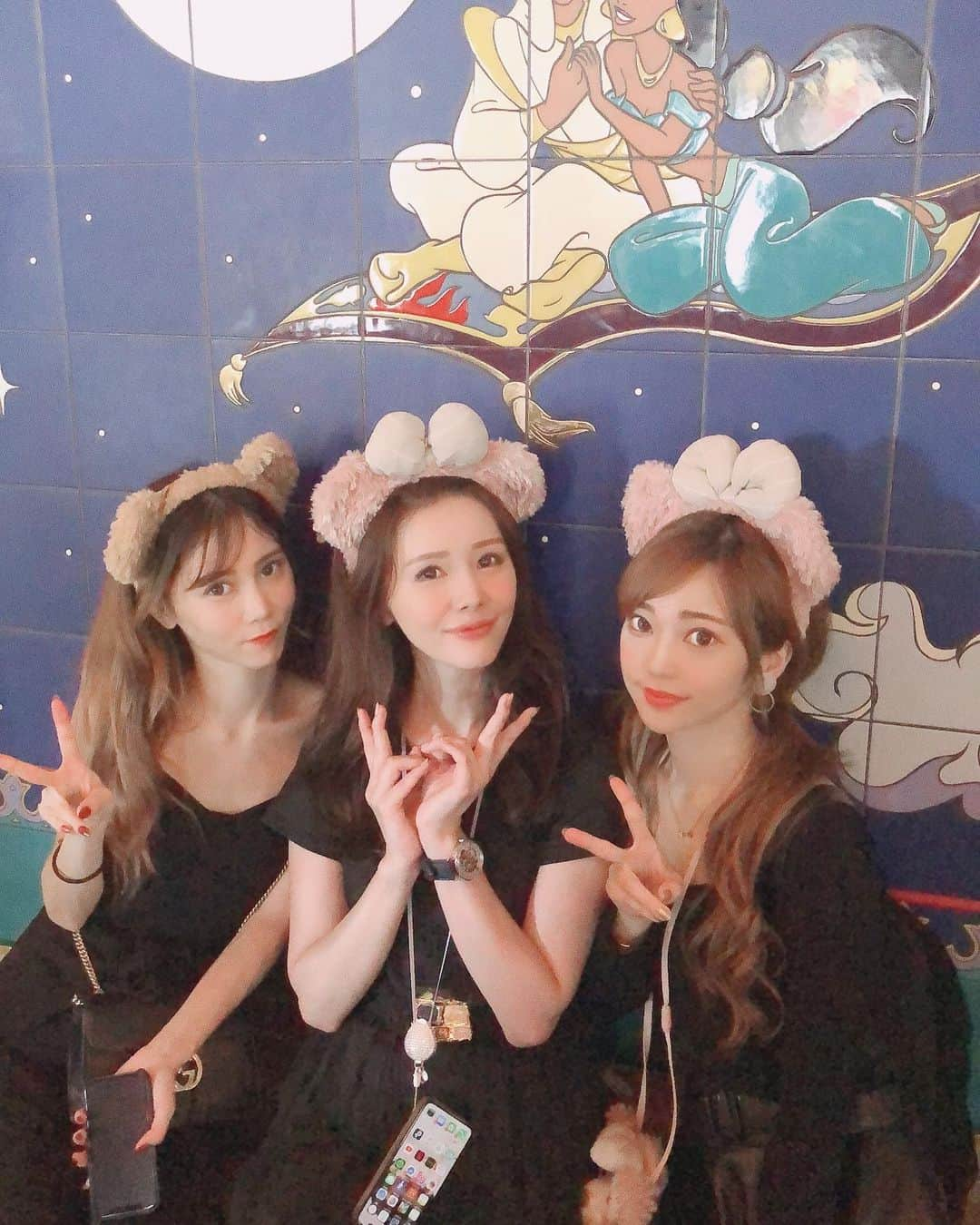 宇水遥佳さんのインスタグラム写真 - (宇水遥佳Instagram)「. 🎀 Tokyo Disney Sea 🎀 . 3〜4年ぶりにシーに行ってきたよ✨ ドレスコードは黒🙋‍♀️ そしてダッフィーと二匹の シェリーメイ🧸💕🧸💕🧸 . お昼からがっつり行ったのは初めて😋 というか高校生ぶりとかかもしれない🙈 海底2万マイルくらいしか乗ったこと なかったからアトラクション5個も 乗れて大満足♫ ばっちり足が筋肉痛💪🏻笑 . #ディズニー #ディズニーシー #ダッフィー #シェリーメイ #二匹のシェリーメイが #ダッフィーを取り合う構図 #連休明け空いてるかとおもったら #ディズニー旅行 #できてるお客さん多かった #disney #disneysea #duffy #sherrymey  #disneytrip」9月25日 13時22分 - haruka._.usui