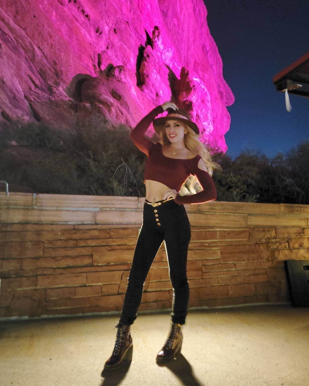 レクシー・ベルさんのインスタグラム写真 - (レクシー・ベルInstagram)「Pink Rocks!  #denver #redrocksamphitheater #datenight」9月25日 13時23分 - omgitslexi