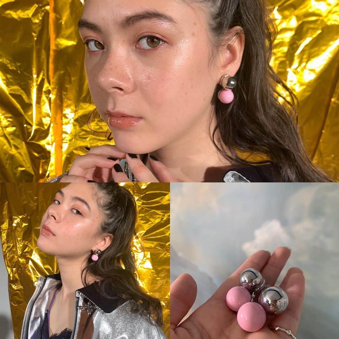 高橋有紀のインスタグラム：「10月発売のコラボアクセ #liquem_yuki  ぷりんっと丸が２つ、肌馴染みの良いピンク✖︎シルバーでいままでにないタイプです❤︎ 新作はあと4つあります☺️ この時のビジュアル撮影素敵でした❤︎ #osakana_yuki  #hairmake」