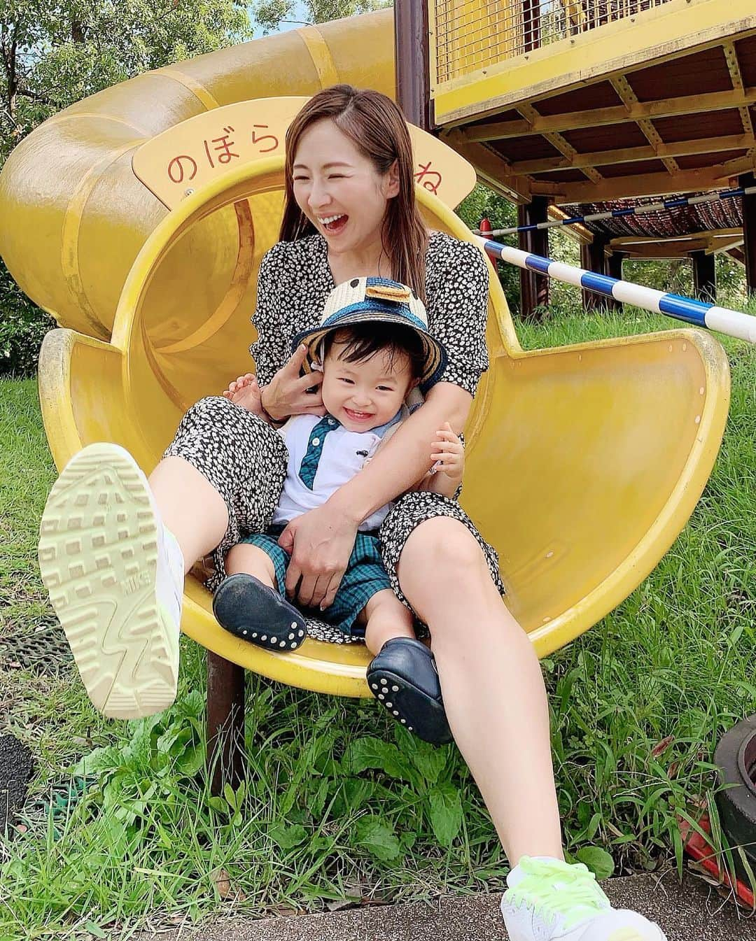 愛川ゆず季さんのインスタグラム写真 - (愛川ゆず季Instagram)「こんにちは。 はじめての動物園ズーラシアにいってきたよ。 わたしも初ズーラシア！ . ひろすぎるので とりあえず、奥の方までバスで行き 笑 . 坊っちゃんベビーカーに乗ってくれず 炎天下の下 汗だく抱っこ💪💦 . カバさん . オカピ！！！ .  カッコ良い！ .  ライオンさん . まさかのミーアキャットに大興奮😂 .  馬の餌やりも体験出来たのですが わたしがびびりまくり 震えてとびあがる😱💦馬さんの歯茎半端ない。 .  楽しそうでなにより。 もう少し大きくなったらまたいきたいな^ ^ . #ズーラシア #男の子ママ #新米ママ #愛川ゆず季」9月25日 13時34分 - aikawa_yuzuki