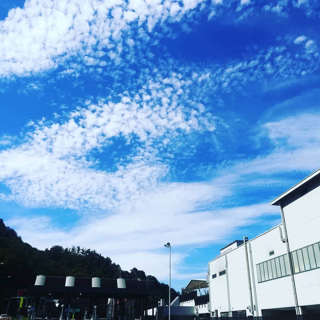 山名文和さんのインスタグラム写真 - (山名文和Instagram)「最高の空の下 強の9.25という曲を聴く ET-KING、TENNさんのことを想った曲。 最高の曲。 こんなに晴れてて、今日はやはり素晴らしい。  移動の間、エンドレスリピート。 皆様、聴いてみて。  #強 #9.25 #ET-KING　さん #TENN  さん #快晴 #おまえとおったらおもろいわ #なあ、ずっとそうだろ #最高」9月25日 13時40分 - fumikazu_yamana