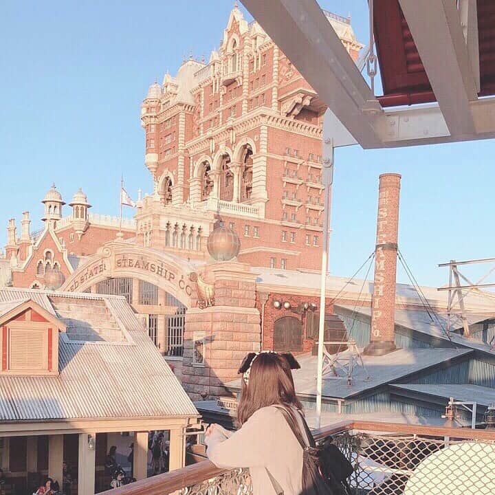 のインスタグラム：「💁‍♀️2019.Disney❤️﻿ ﻿ 山崎エリイちゃんとななななーんと！﻿ ﻿ 制 服 で﻿ ﻿ ディズニーシーに行ってきました〜〜💕💕💕﻿ ﻿ そう、お目当てはもちろん、﻿ ソ ア リ ン です！！！！！！！﻿ ﻿ ずーっとずーっと行きたくて…﻿ でも朝早く行かないとFP取れなくて﻿ 地獄を見るから…😭と思ってなかなか…。﻿ ﻿ ですが！！！！！﻿ ここで密かに計画していたディズニー大好きな﻿ エリイちゃんとの制服デートが！！！﻿ ついに決行されましたん🥰🥰🥰🥰🥰﻿ 最初は何か仮装していこうか〜って話を﻿ してたんだけどエリイちゃんが制服ディズニーを﻿ したことがないっていう話を聞いて﻿ これはやるしかと！（私は制服をレンタルした笑）﻿ ﻿ リアルJK時代に何度か制服Dはしたことあったけど﻿ まさか23歳になって行くとはね…へへっ﻿ すんげー楽しかったぜ🥰🥰🥰🥰🥰﻿ まあゲート入ってしょっぱな自撮りしようとしたら﻿ 自分の格好のヤバさに絶叫してしまったんだけどね。﻿ ﻿ 早起きして電車に乗る私🚃﻿ 楽しみすぎてルンルン気分だったのに﻿ ここでチケットを忘れたことを思い出します。﻿ 恐怖！！アホ！！バカ！！！タレ！！！！﻿ エリイちゃんに激謝りながら取りに帰って﻿ タクシーをぶっ飛ばしました🚕﻿ そんなアホな私を大天使エリイちゃんは﻿ 気をつけてね〜☺️と言ってくれてはあ、、、﻿ もう、、、みんな…あの、ここに現世におわす大天使が……ハイ。﻿ ﻿ なんとか現地で合流できて﻿ アプリでFPを取得するという時代の流れを感じつつ﻿ 無事にソアリン獲得☺️☺️☺️☺️☺️💕﻿ ﻿ その後は色々なキャラクターとグリをしまくり。﻿ エリイちゃんの大天使オーラがキャラ達を振り向かせ、﻿ 私のクソデカボイスが他を凌駕する。﻿ こんなにディズニーでグリできたの初かも😭💕﻿ ﻿ マーメイドラグーンで涼み、﻿ アラビアンコーストでカレーを食べ、﻿ 私の大好きなインディーと再会を交わし、﻿ いざソアリンへ…❤️❤️❤️❤️❤️﻿ 空を飛ぶのが本当に夢だから﻿ もうなんかずーーーっと終わった後も﻿ ふわふわしてた☺️☺️感動で泣いた😭😭😭﻿ 拍手喝采だった…これは是非現地で実感していただきたい…。﻿ ﻿ そしてハロウィンのショーの曲良すぎた😭﻿ レイジングでフラフラしちゃうエリイちゃん☺️﻿ 写真をいっぱい撮ってまわってたら﻿ あっという間に夜になってしまいました…！！！﻿ ﻿ 私のはちゃめちゃに付き合ってくれた﻿ エリイちゃんには本当に感謝でしかない🙏🙏🙏﻿ とにかく幸せな1日でしたっっ🥰🥰🥰﻿ 今度はランドいこう！！！！！！﻿ ﻿ #山崎エリイ ちゃん﻿ #ずっと隣に天使がいる﻿ #制服ディズニー」