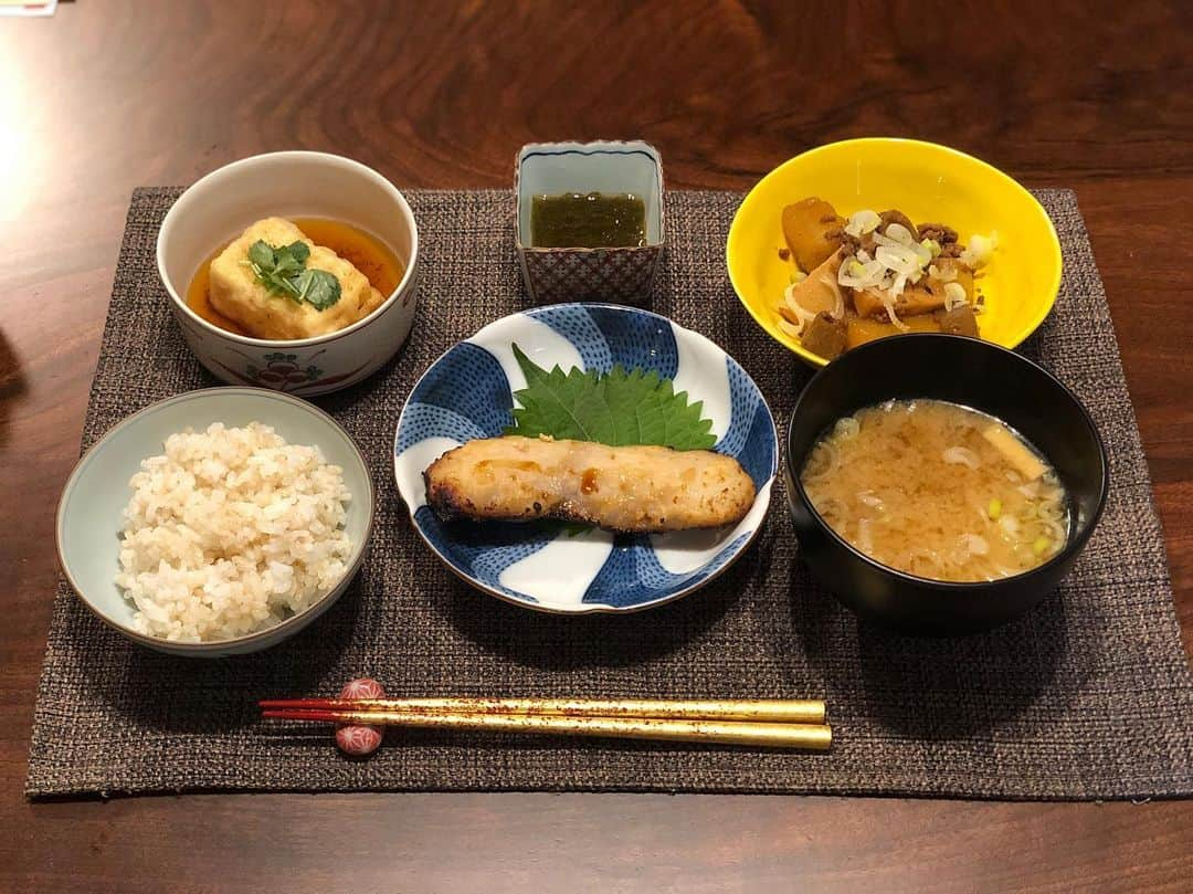 月央和沙さんのインスタグラム写真 - (月央和沙Instagram)「うちの晩ごはん . #鯛の西京焼き #揚げ出し豆腐 #こんにゃくと大根とたけのこのピリ辛煮 #玄米ごはん #記録 #褒められると #調子にのるタイプです」9月25日 13時50分 - kazusa_tsukio