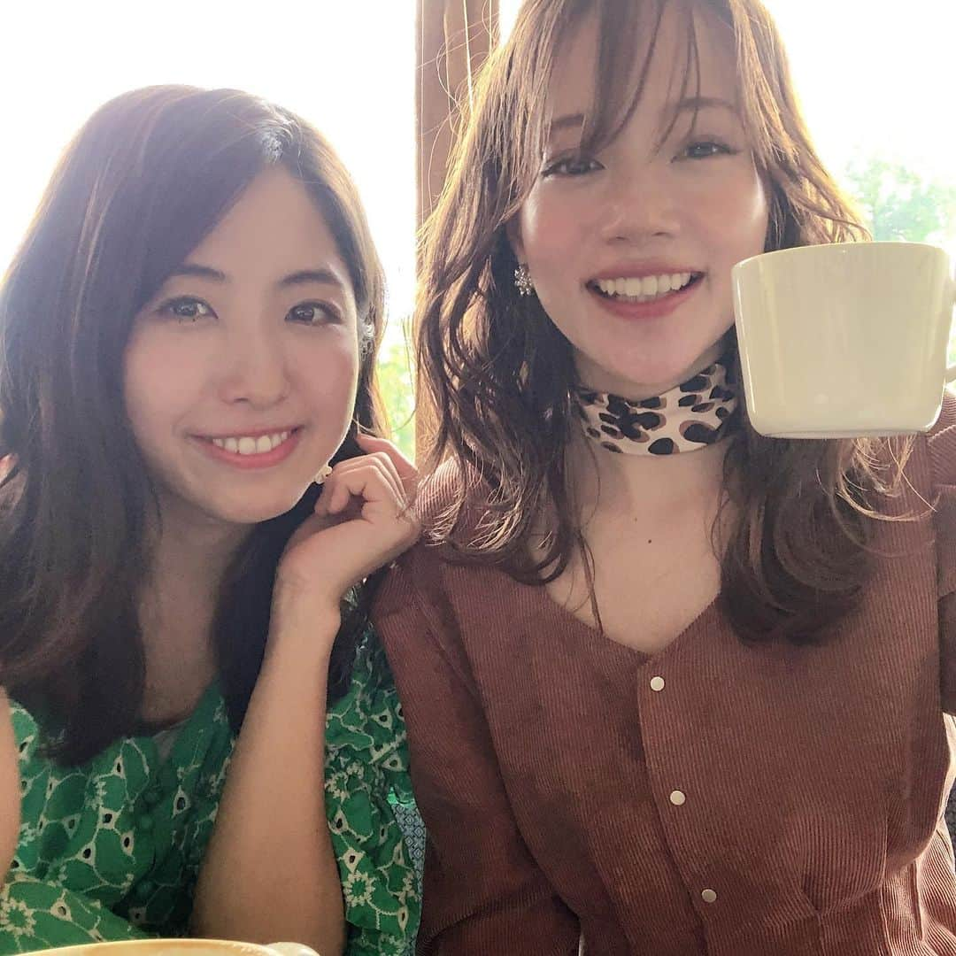 古田ちさこさんのインスタグラム写真 - (古田ちさこInstagram)「☕︎❤︎ みんな大好きこやっちゃん @yurikoyatsu と撮影が一緒だったのでそのままスタジオ下のカフェでランチしたよ🍽 香盤見たこやっちゃんから「一緒だよー」って連絡もらってからずっと楽しみにしてたの😍 何気に久しぶりなこやっちゃんは結婚して益々綺麗になっていた…✨✨ 本当に眩しくて、対面は恥ずかしいかもとカップルシートみたいなソファに並んで着席。逆に恥ずかしいわ笑 そんなピチピチ新妻に私は結婚祝いどころか財布を忘れてランチ代払わせるというどうしようもない感じでした😢 1枚目は抹茶ラテの抹茶が歯についてるし… 2枚目はくちびるについてるし… また一緒に野球イベントしたいなあ⚾︎ #その前にランチ代返さなきゃ . #こやゆり#学大ランチ#エンポリオカフェ#emporiocafe#cafe#café#cafestagram#東京カフェ#東京ランチ#サロンモデル#野球仲間#CS本拠地開催おめでとう」9月25日 14時03分 - chisakofuruta