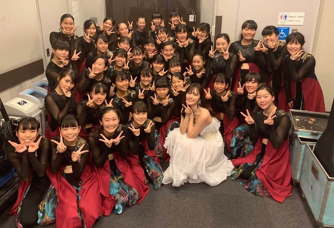 鈴木愛理さんのインスタグラム写真 - (鈴木愛理Instagram)「✴︎ 改めて昨夜は NHK「うたコン」ありがとうございました💗 初めて自分の楽曲を歌わせて頂きました。こんなに嬉しいことなんですね、、、😭♡ . 昨日は、同志社香里高校ダンス部の皆さんとのコラボステージでした。みんな学校終わりに駆けつけてくれて、なんかもうそれだけでウルウルしました🥺とにかく熱気がすごかったです。やってやるぞ！って。すごく背中押してもらいました。ありがとうございました！！！ . 今回は、親友のKANATAがステージングしてくれた舞台だったので、とても感慨深いものでした。昨日一緒にステージに立った皆さんは、高校1年生の子達。ちょうど叶多と私が出会ったのも高校1年の時。ゾクゾクしましたね。生きてるって感じした！！夢のようなことさせてもらってるなって改めて思いました。 . 楽曲アレンジも、愛理バンドのギターであるイッフィーさん。リハーサルから入念に確認させてくださいました。めちゃめちゃ愛感じたーー😭💗嬉しいですね。。。本当に。 . なんか色々と頭が追いつかないほど幸せなことだらけでしたが、私はまだまだこれからです。楽しんで思い切って表現すること、もっと追求したいと思いました。少しでも多くの人に気持ちと歌が届きますように。 ありがとうございました！ . . #うたコン #Escape #同志社香里高校ダンス部」9月25日 14時08分 - airisuzuki_official_uf
