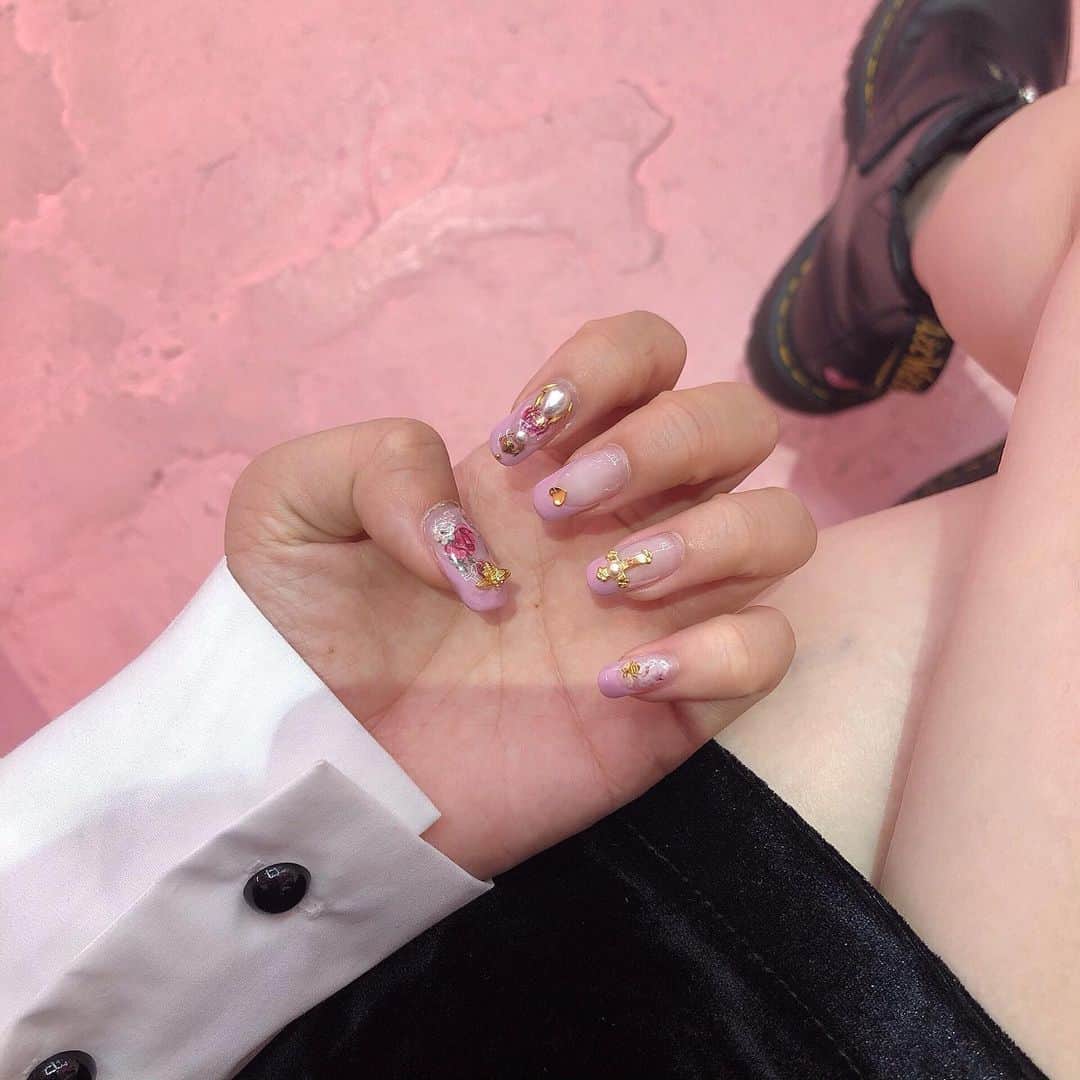 胡桃兎愛のインスタグラム：「new nail❤︎ 蝶とお花と蜂とパールとゴールドをぎゅって詰め込んでもらいましたっ！！ #kuruminonail」