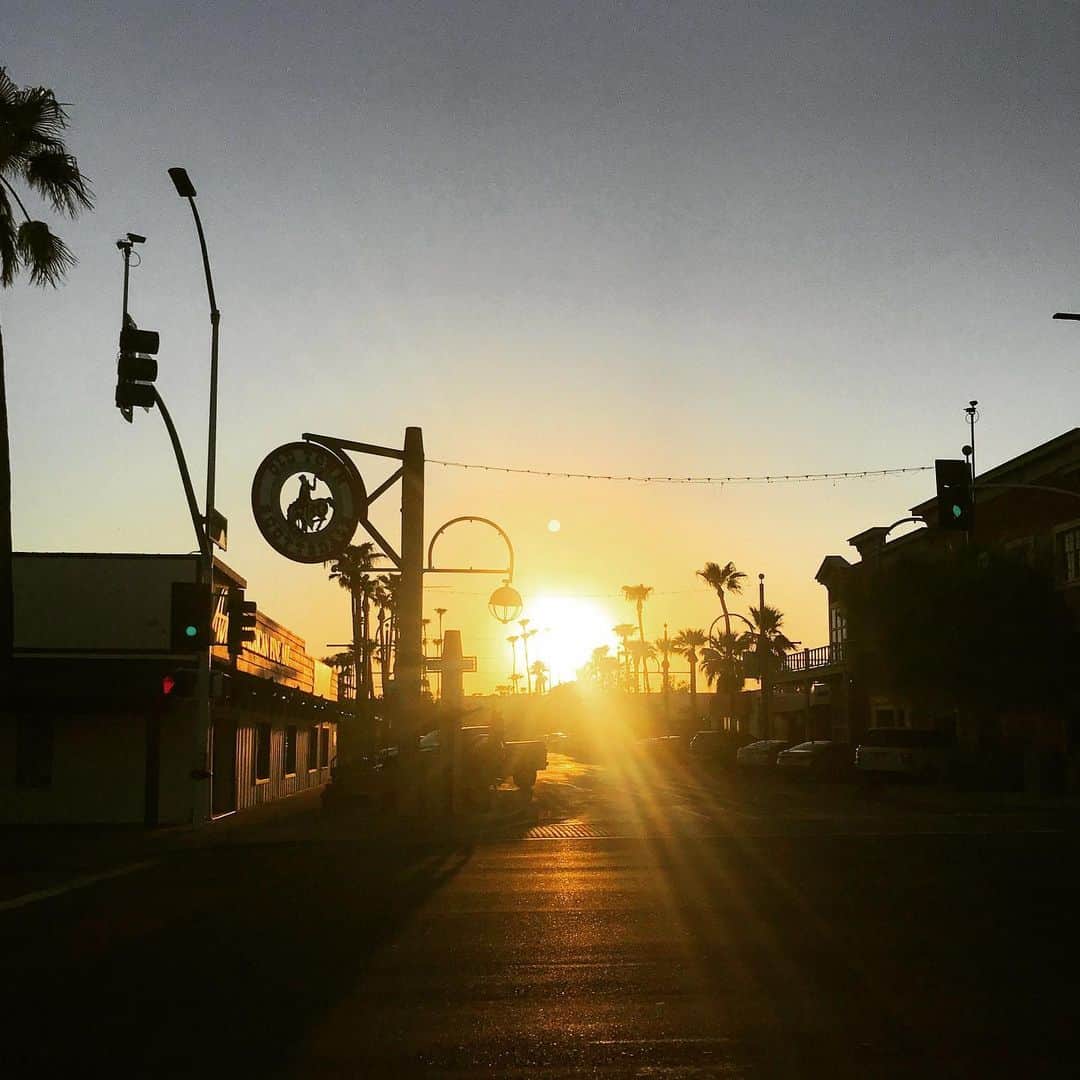 川原亜矢子のインスタグラム：「Sunset at Oldtown🌇 #Scottsdale #Arizona #walk #スコッツデール #アリゾナ州 #散歩」